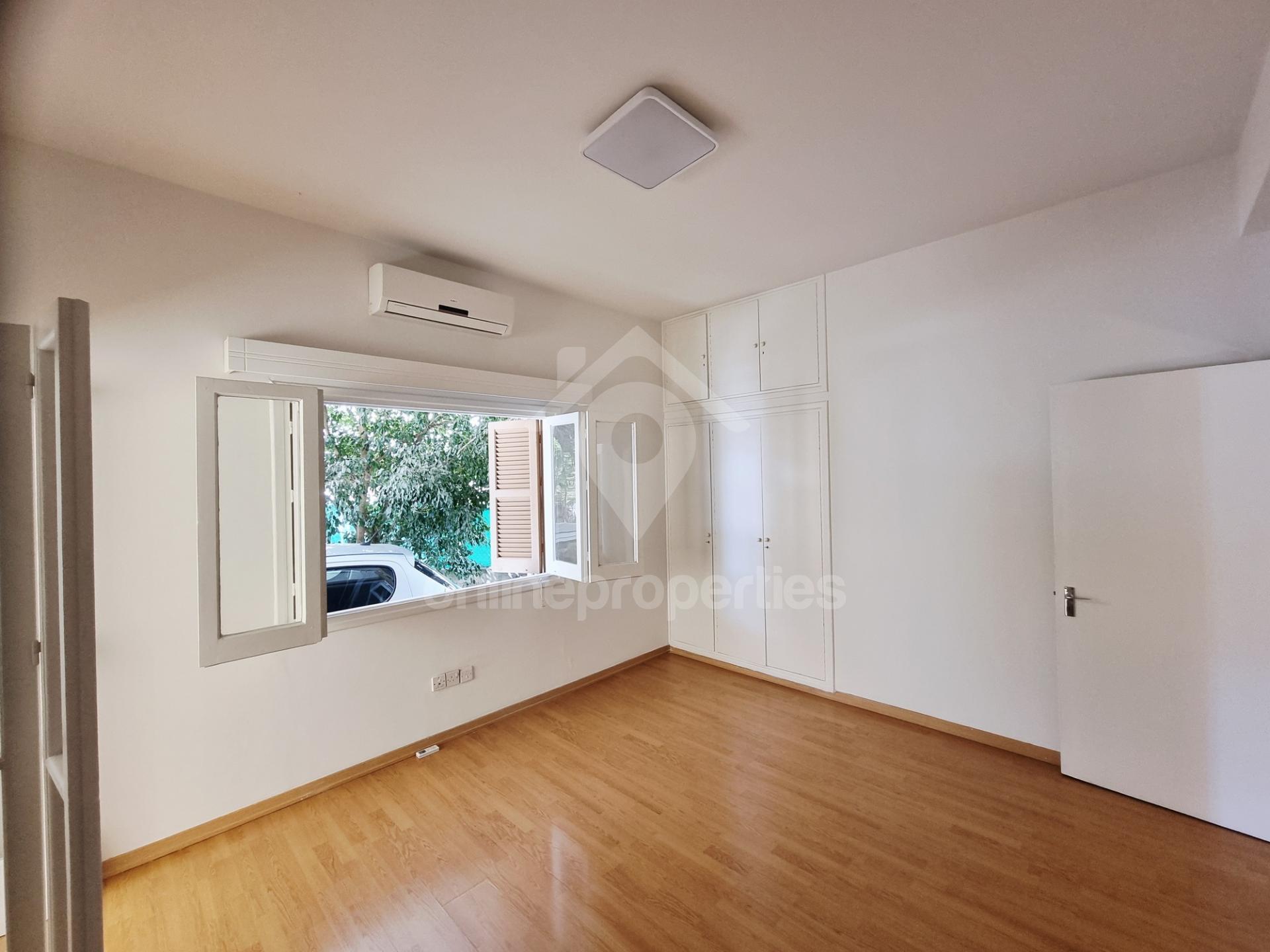 To change image, hover mouse over thumbnails below