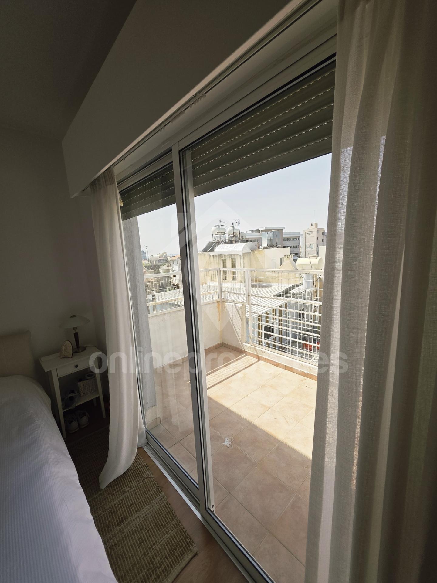 To change image, hover mouse over thumbnails below