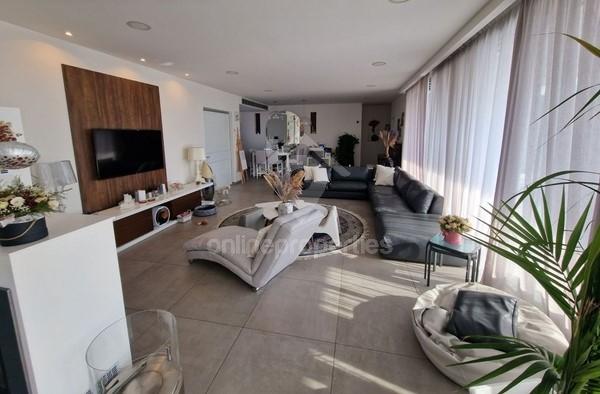 Marvelous 5-bedroom villa 