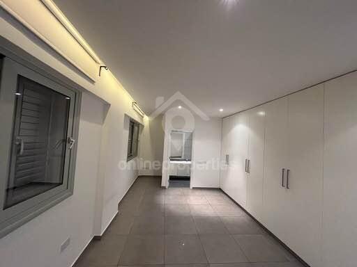 To change image, hover mouse over thumbnails below