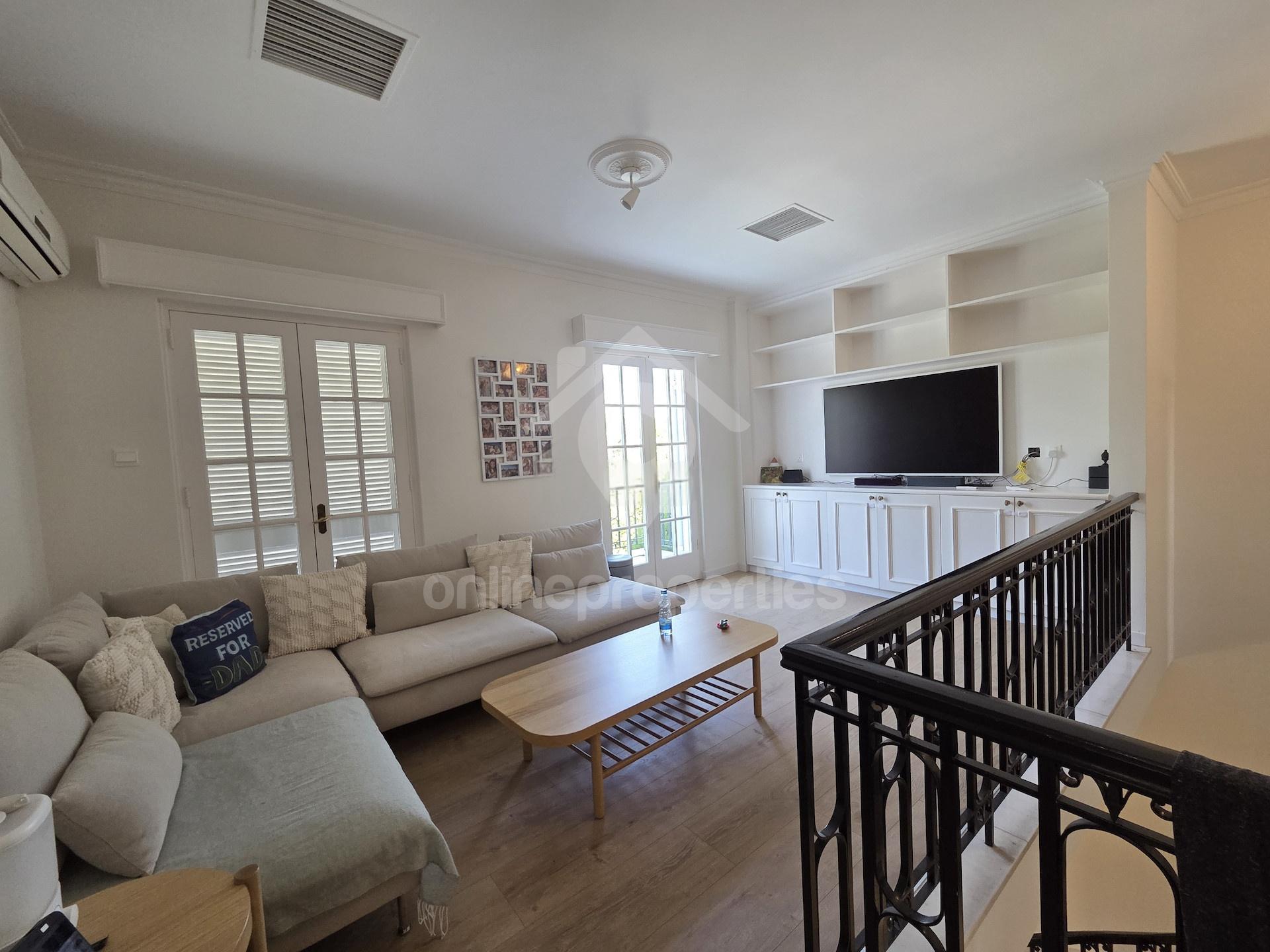 To change image, hover mouse over thumbnails below