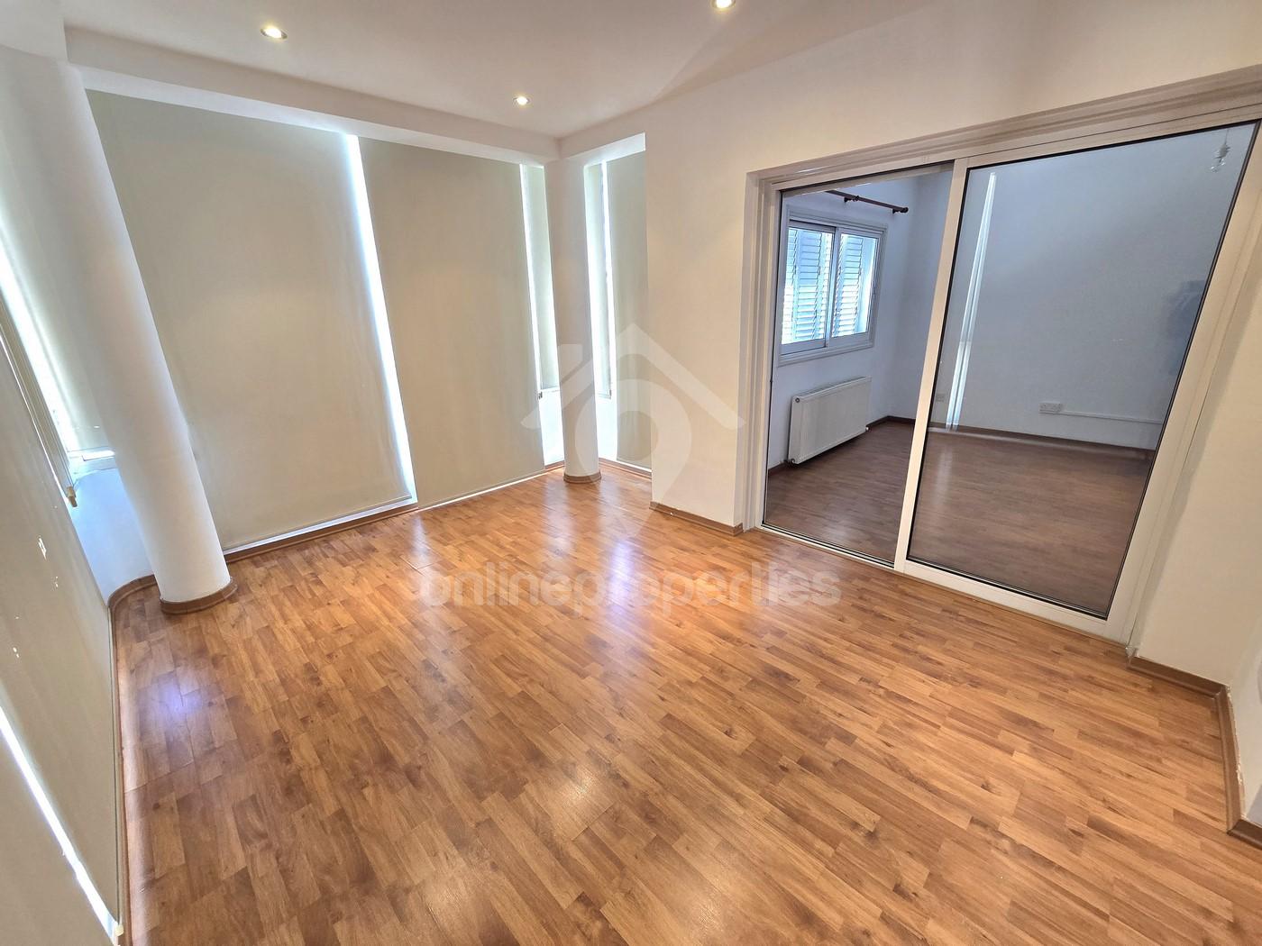 To change image, hover mouse over thumbnails below