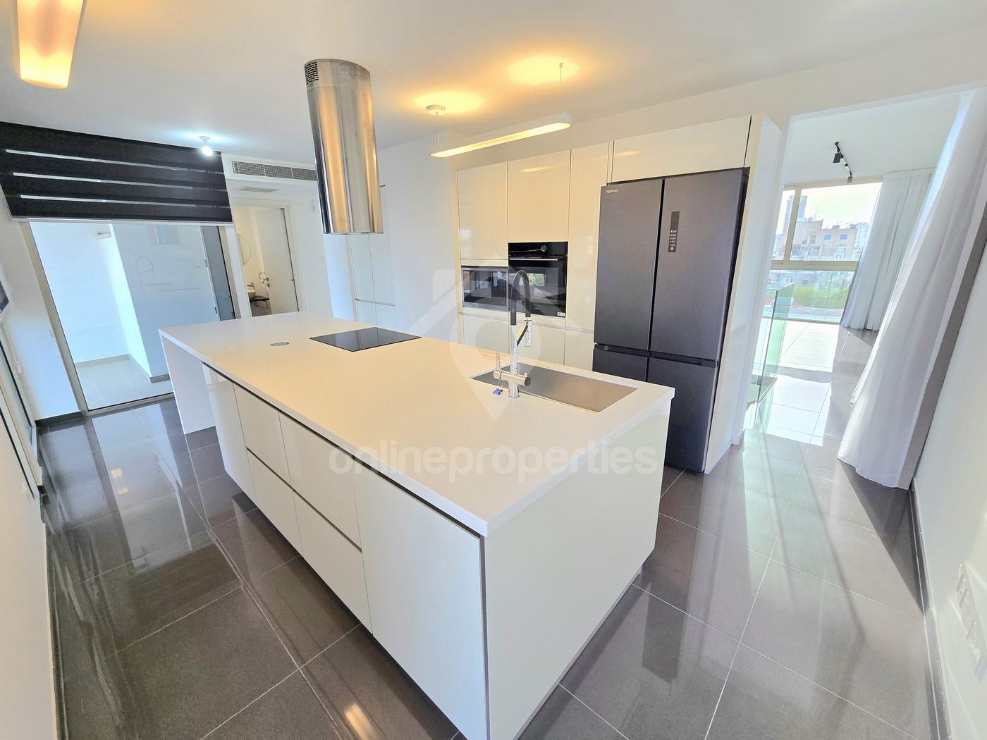 To change image, hover mouse over thumbnails below