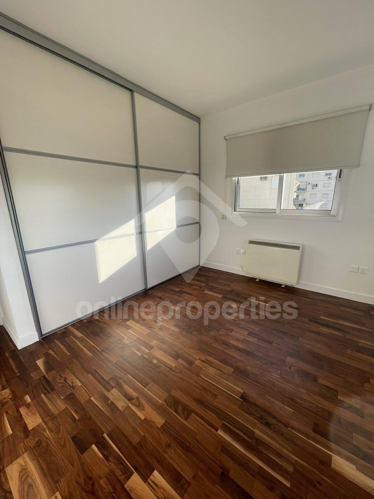 To change image, hover mouse over thumbnails below