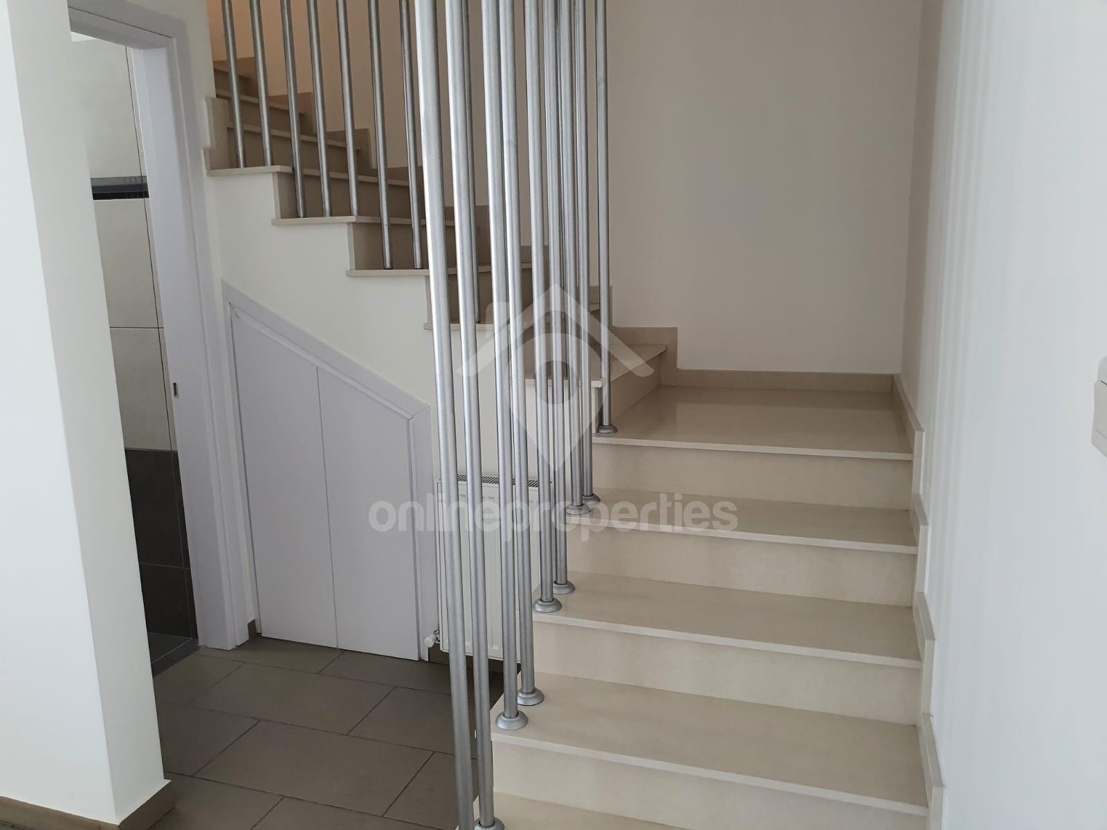 To change image, hover mouse over thumbnails below