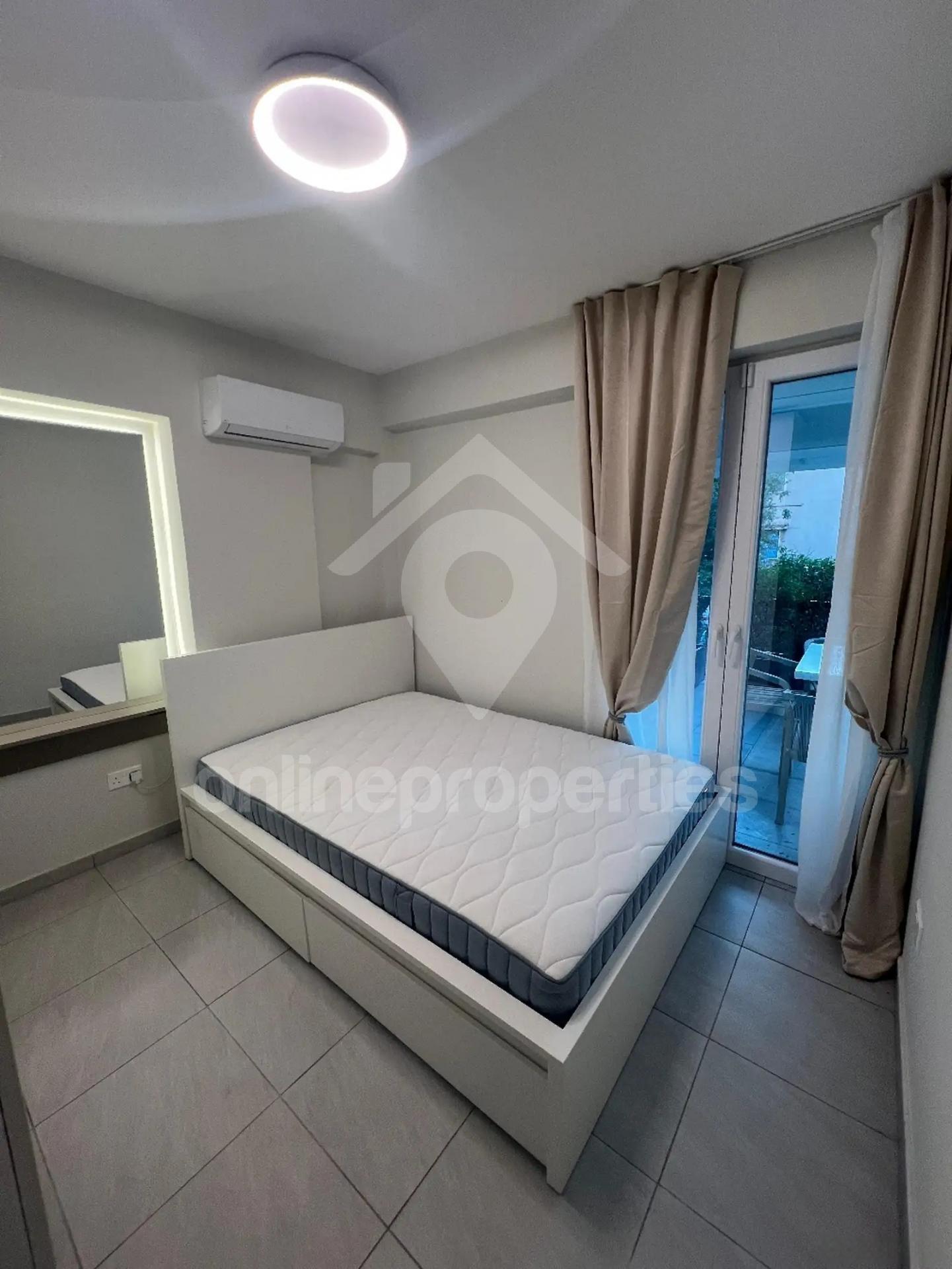 To change image, hover mouse over thumbnails below