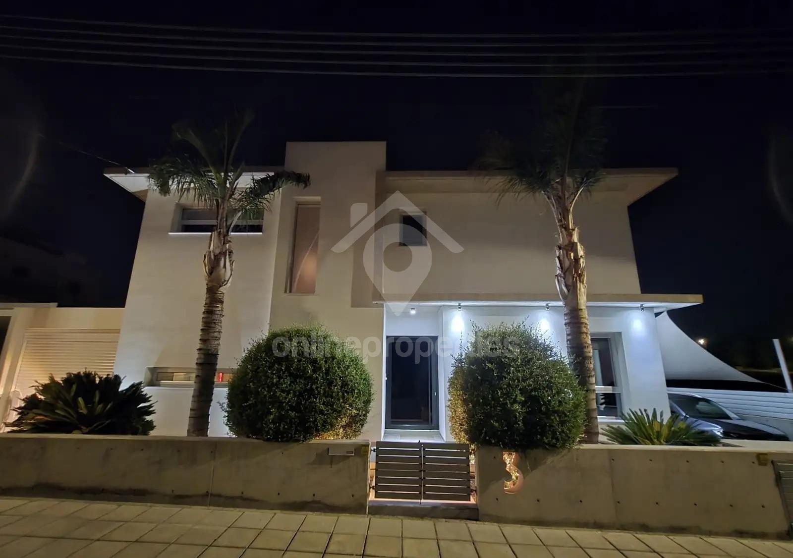 To change image, hover mouse over thumbnails below