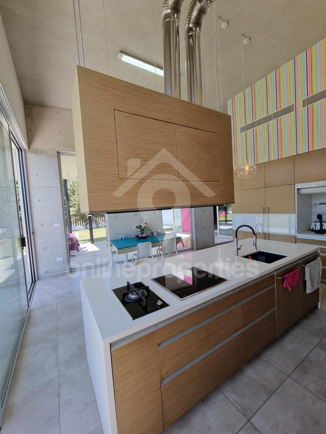 To change image, hover mouse over thumbnails below