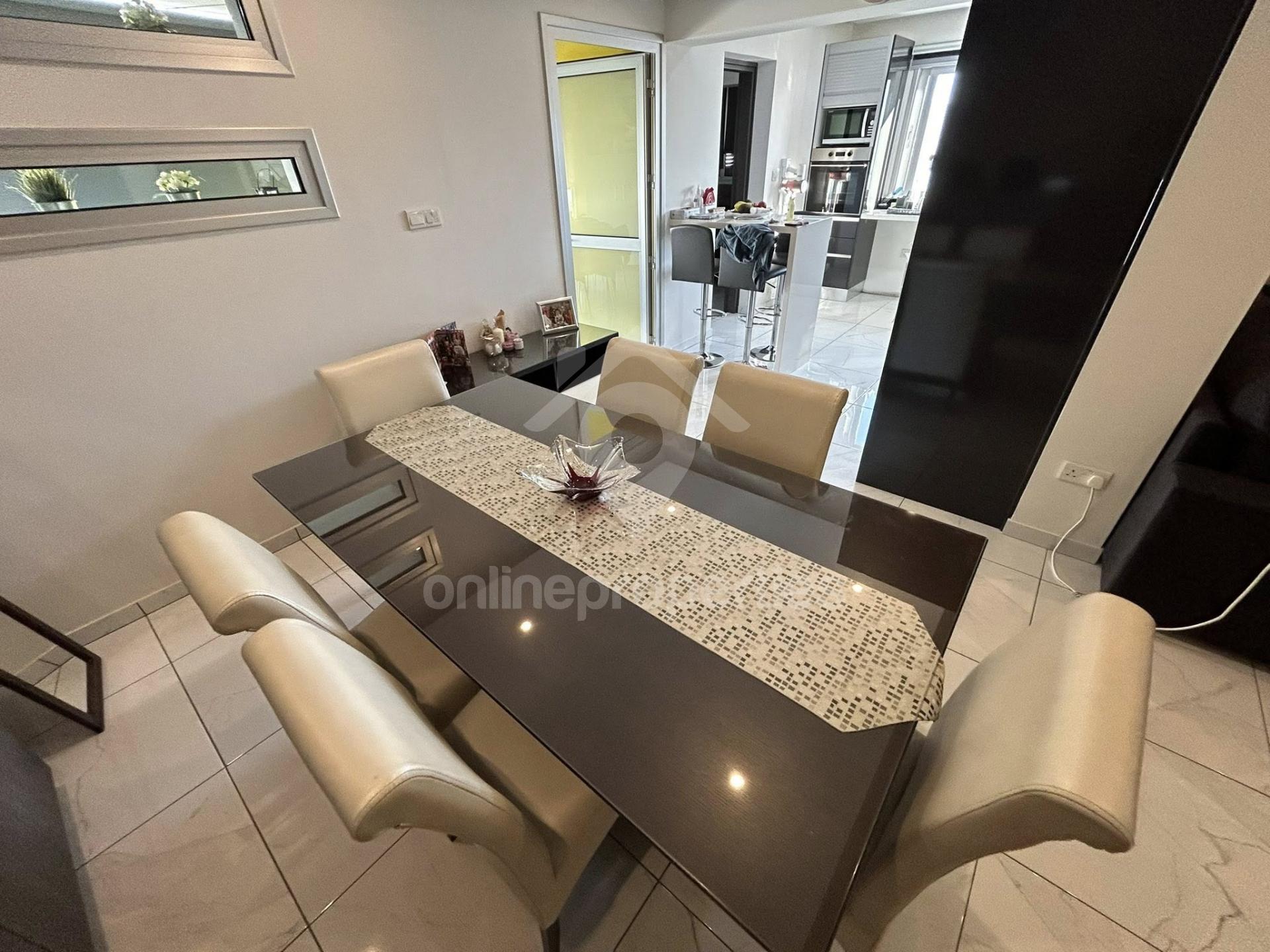 To change image, hover mouse over thumbnails below