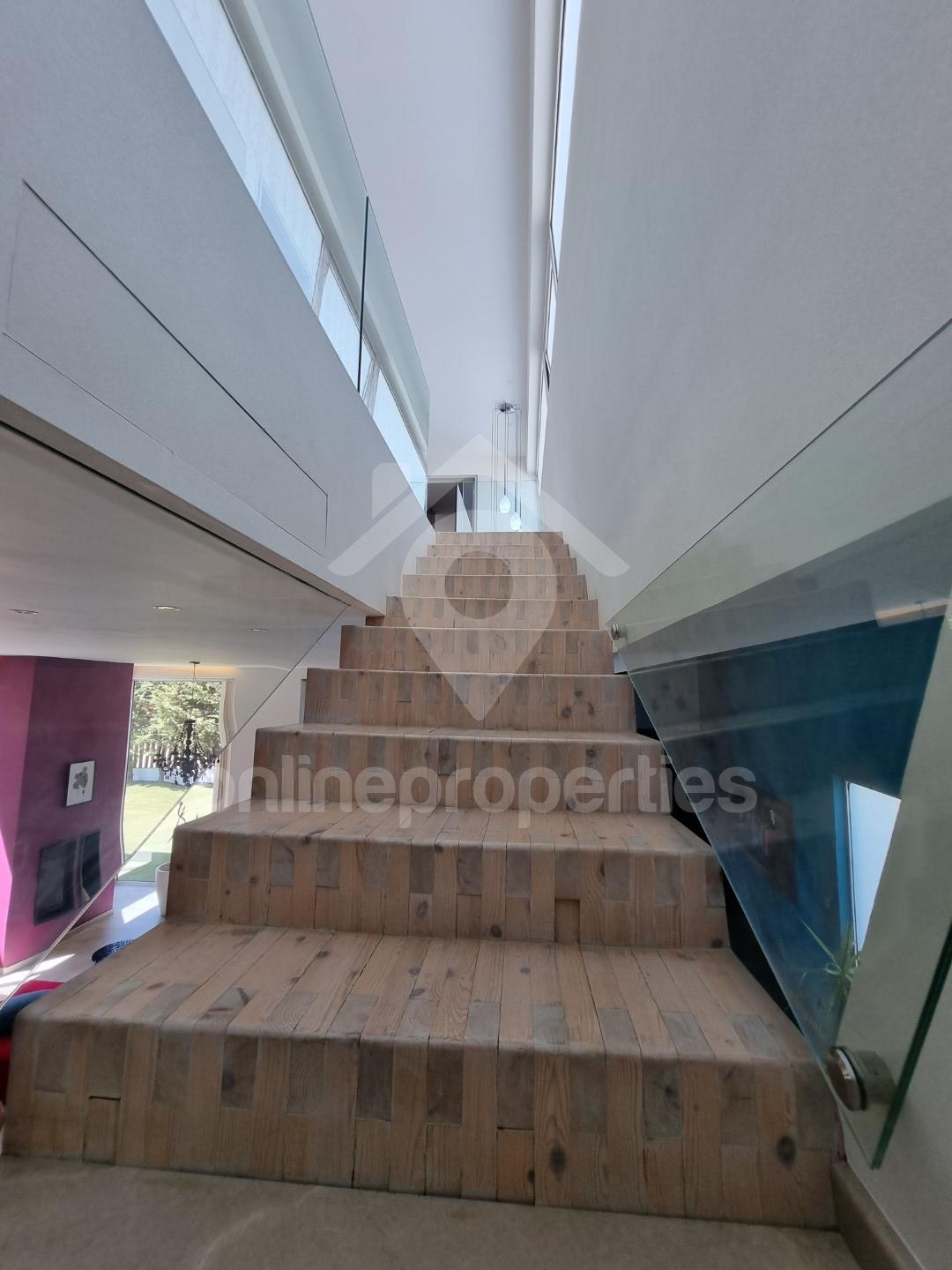 To change image, hover mouse over thumbnails below