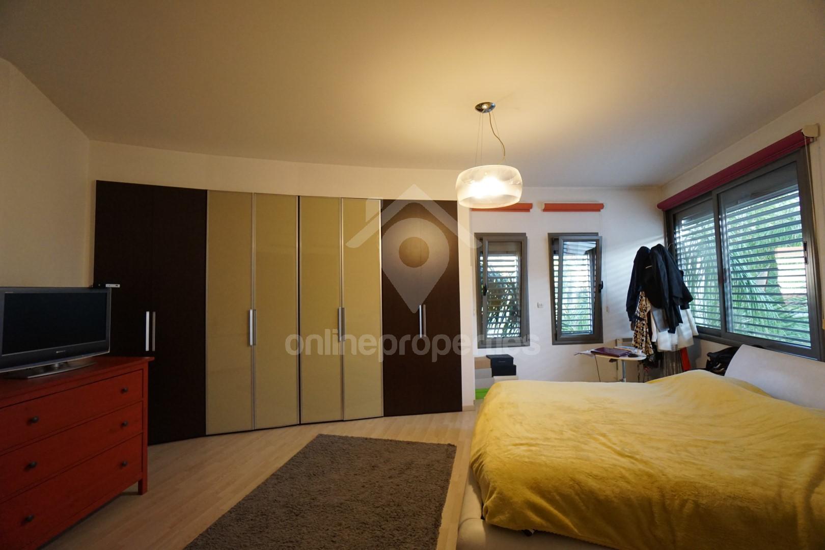 To change image, hover mouse over thumbnails below