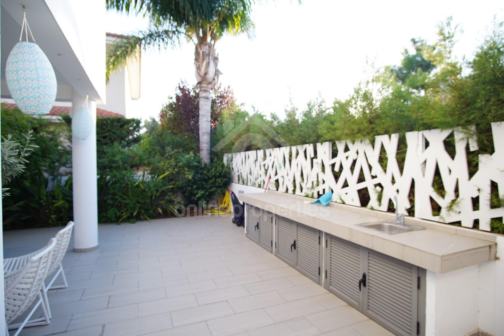 To change image, hover mouse over thumbnails below