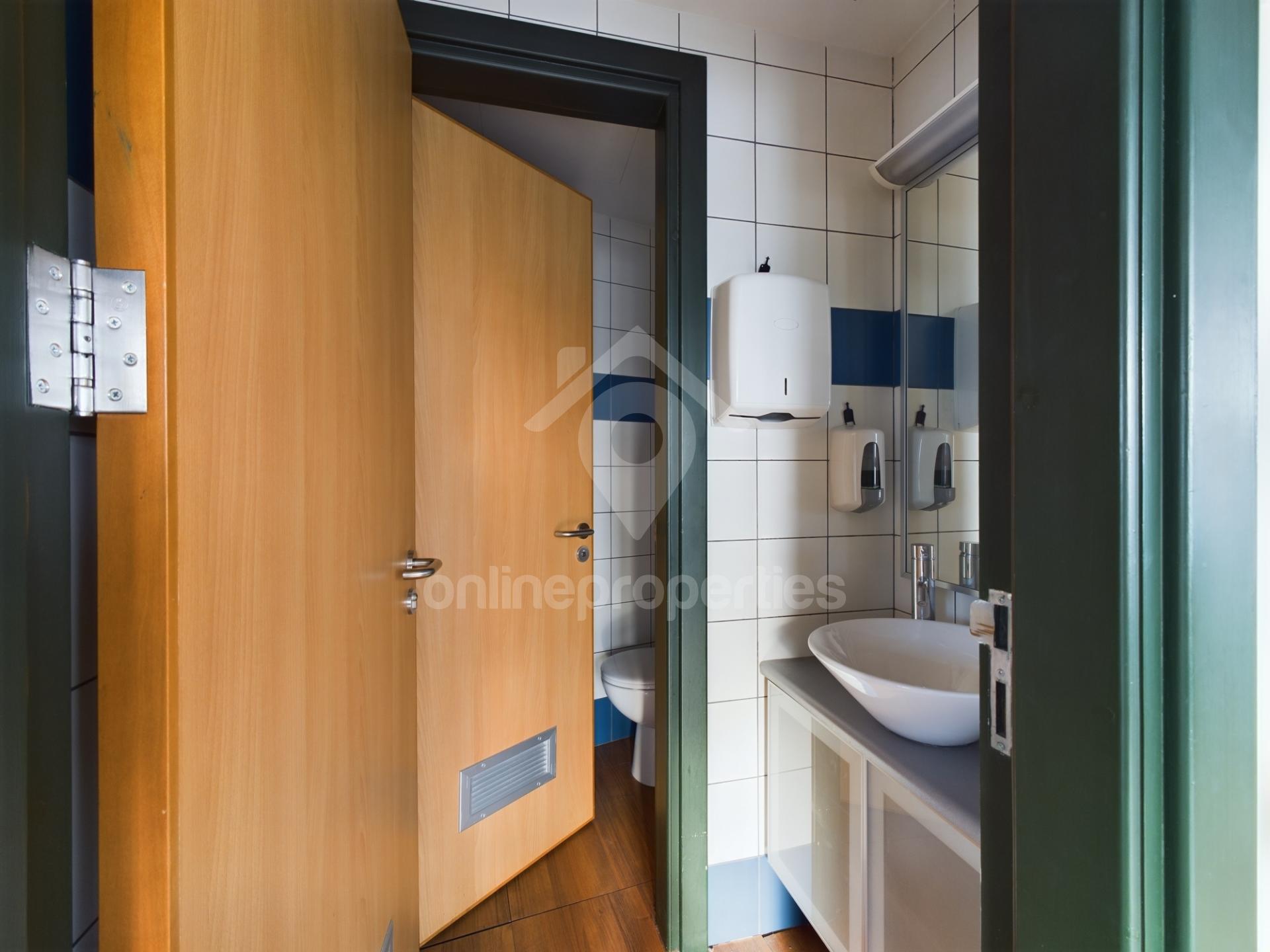 To change image, hover mouse over thumbnails below