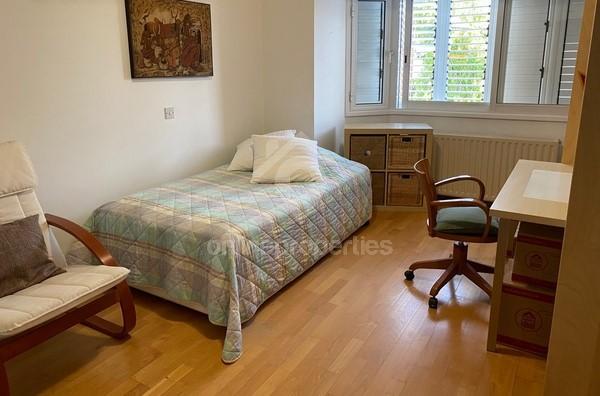 To change image, hover mouse over thumbnails below