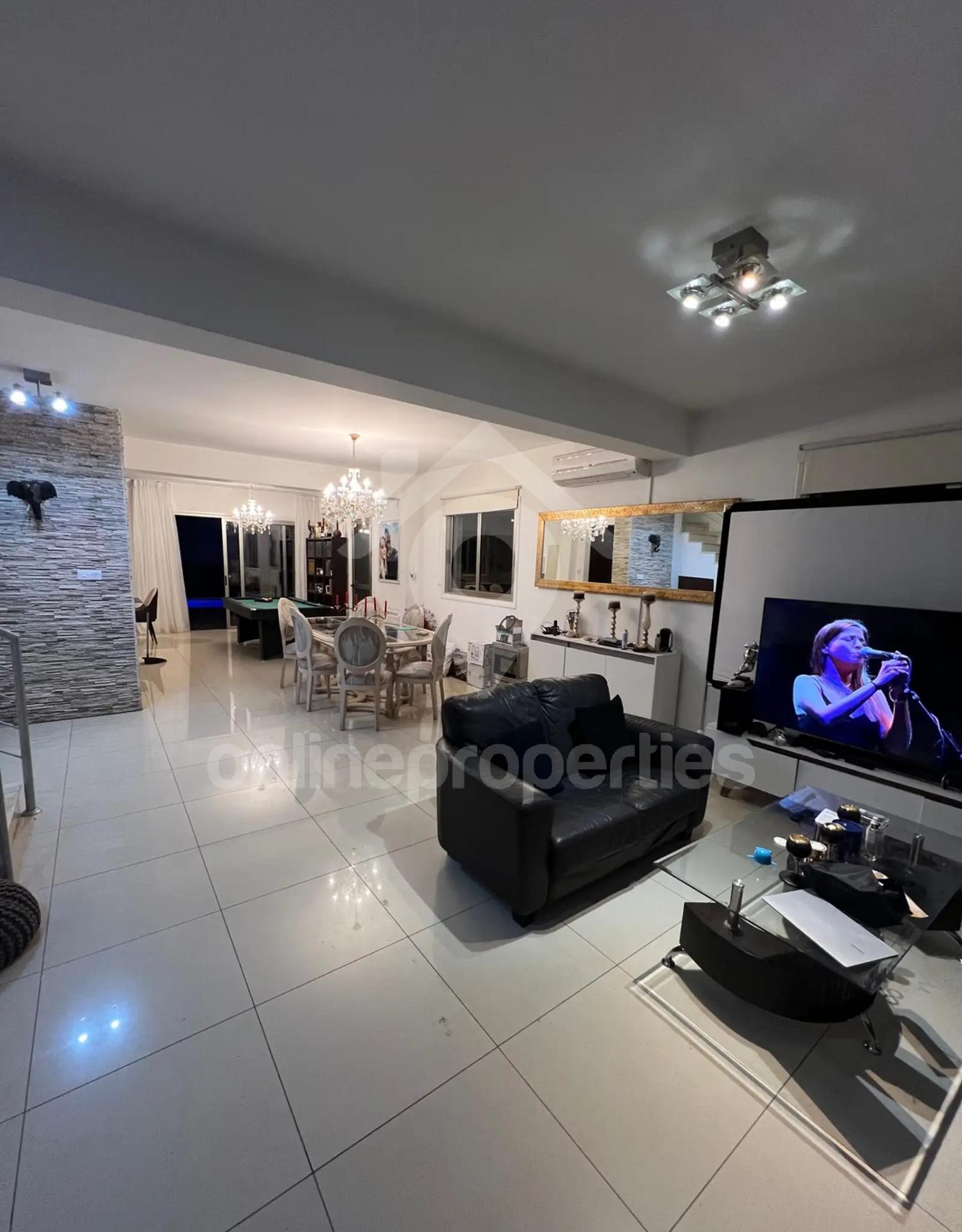 To change image, hover mouse over thumbnails below