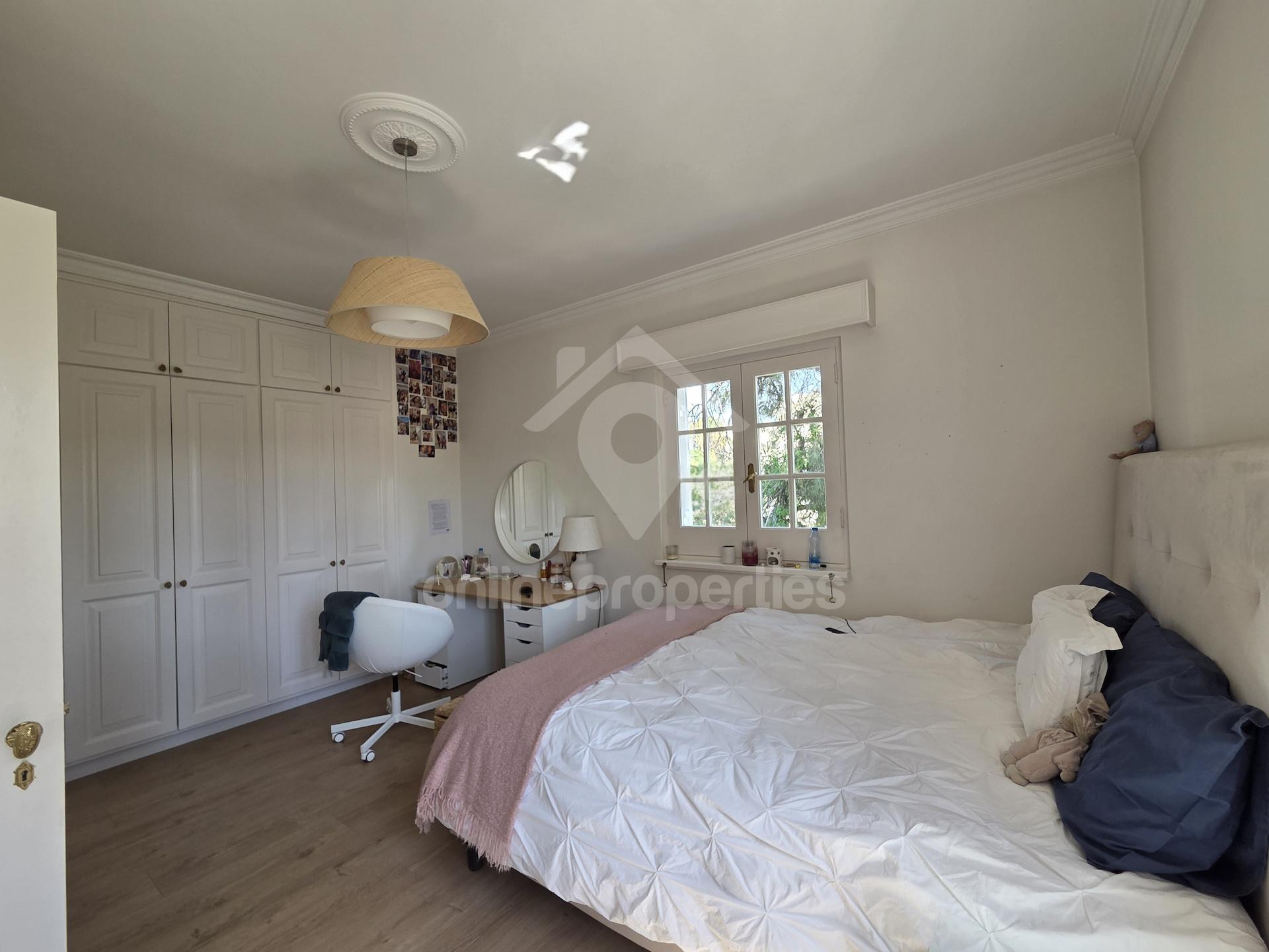 To change image, hover mouse over thumbnails below