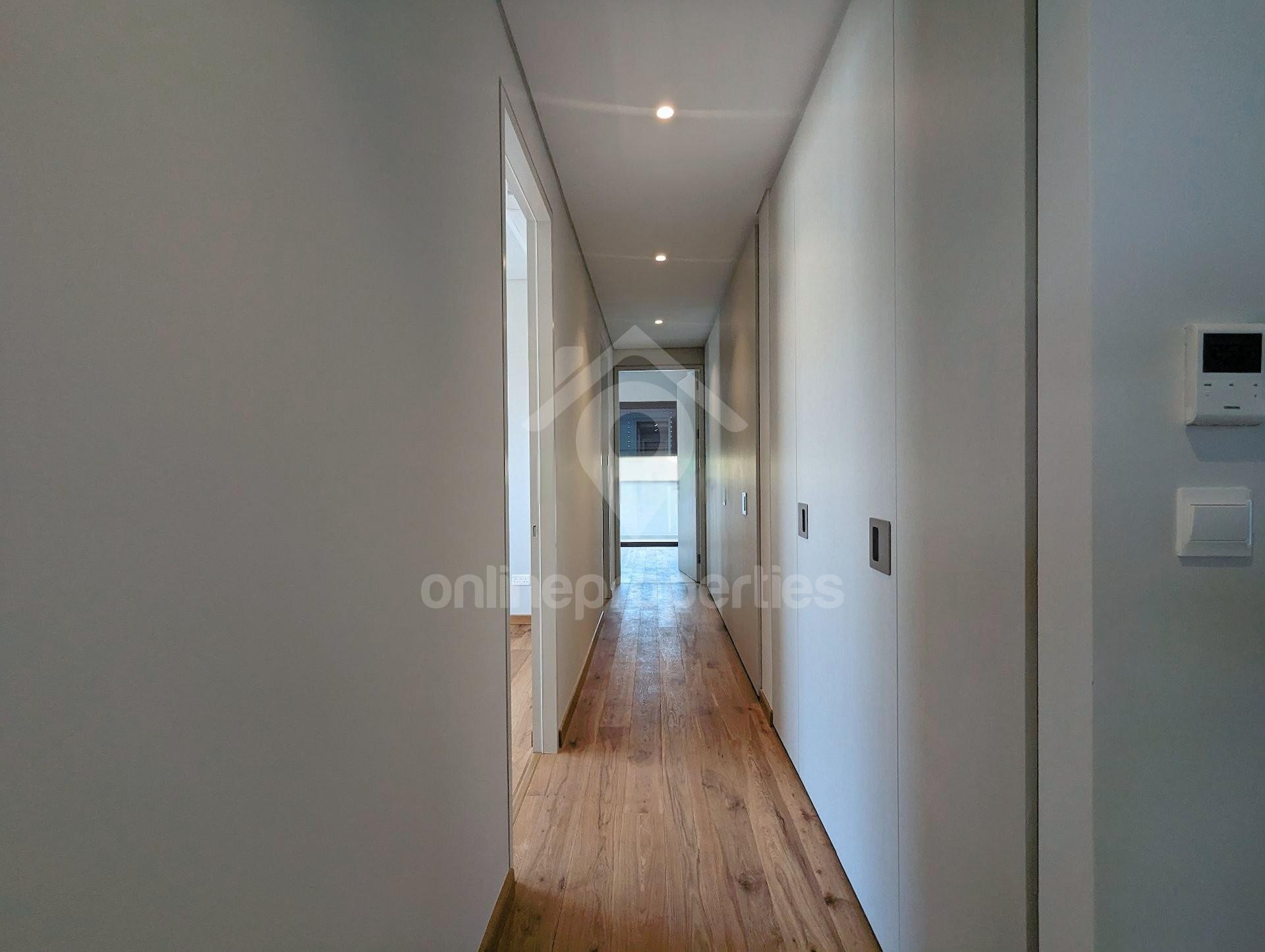 To change image, hover mouse over thumbnails below