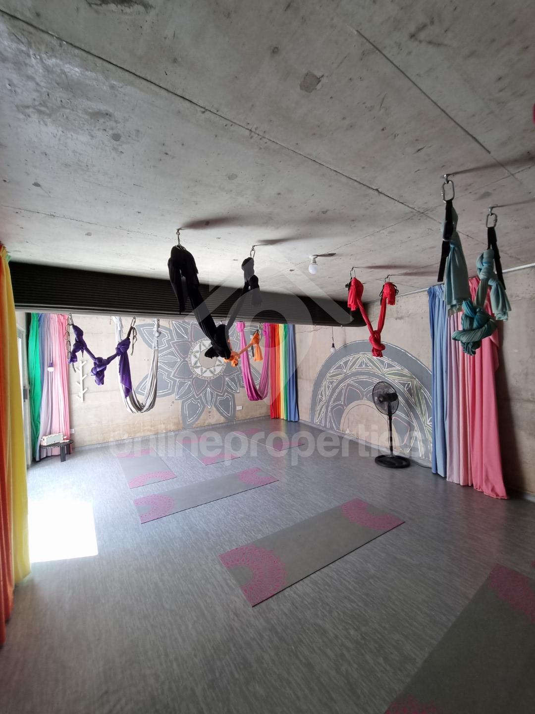 To change image, hover mouse over thumbnails below