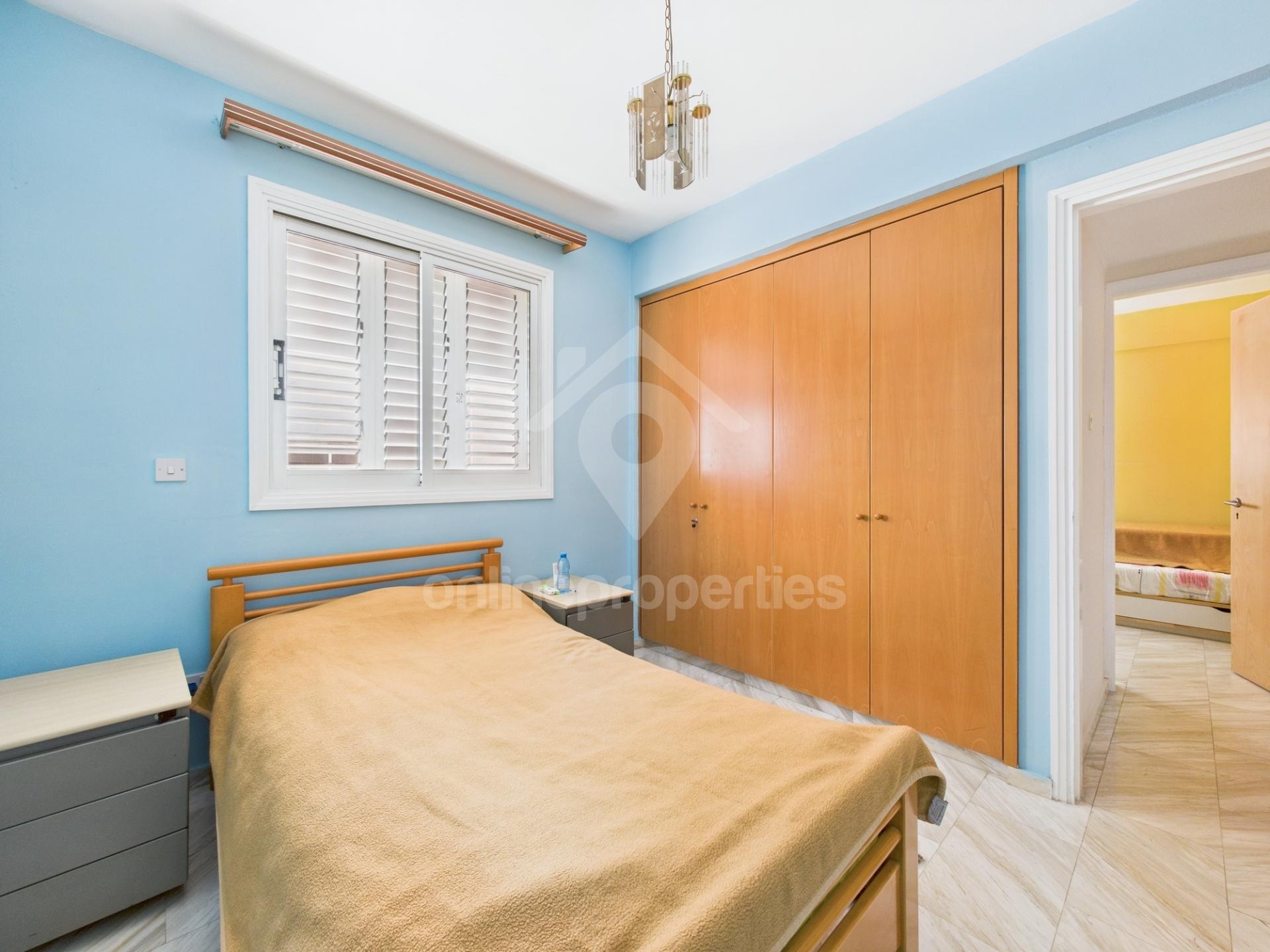 To change image, hover mouse over thumbnails below