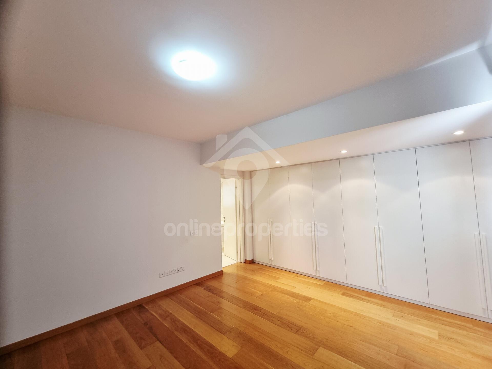 To change image, hover mouse over thumbnails below