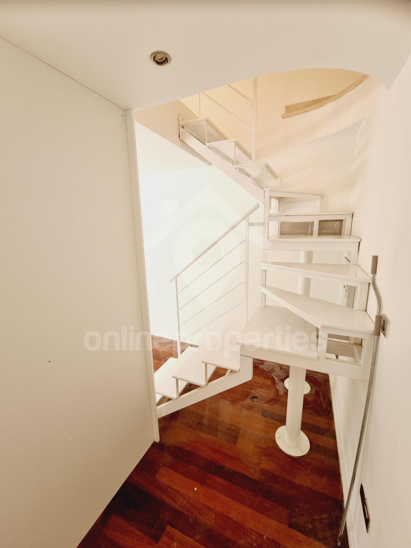 To change image, hover mouse over thumbnails below