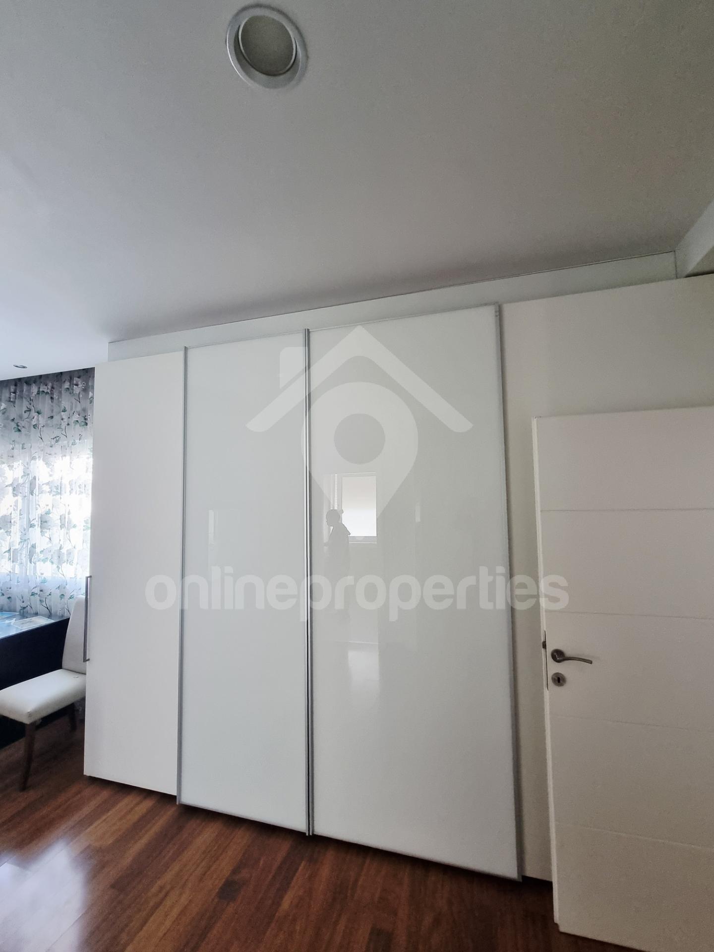 To change image, hover mouse over thumbnails below