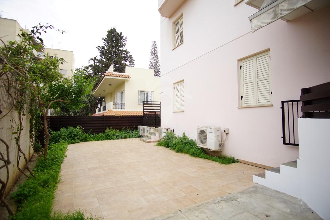 To change image, hover mouse over thumbnails below