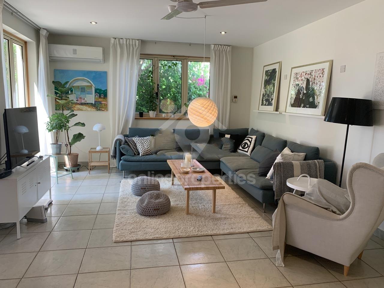 To change image, hover mouse over thumbnails below