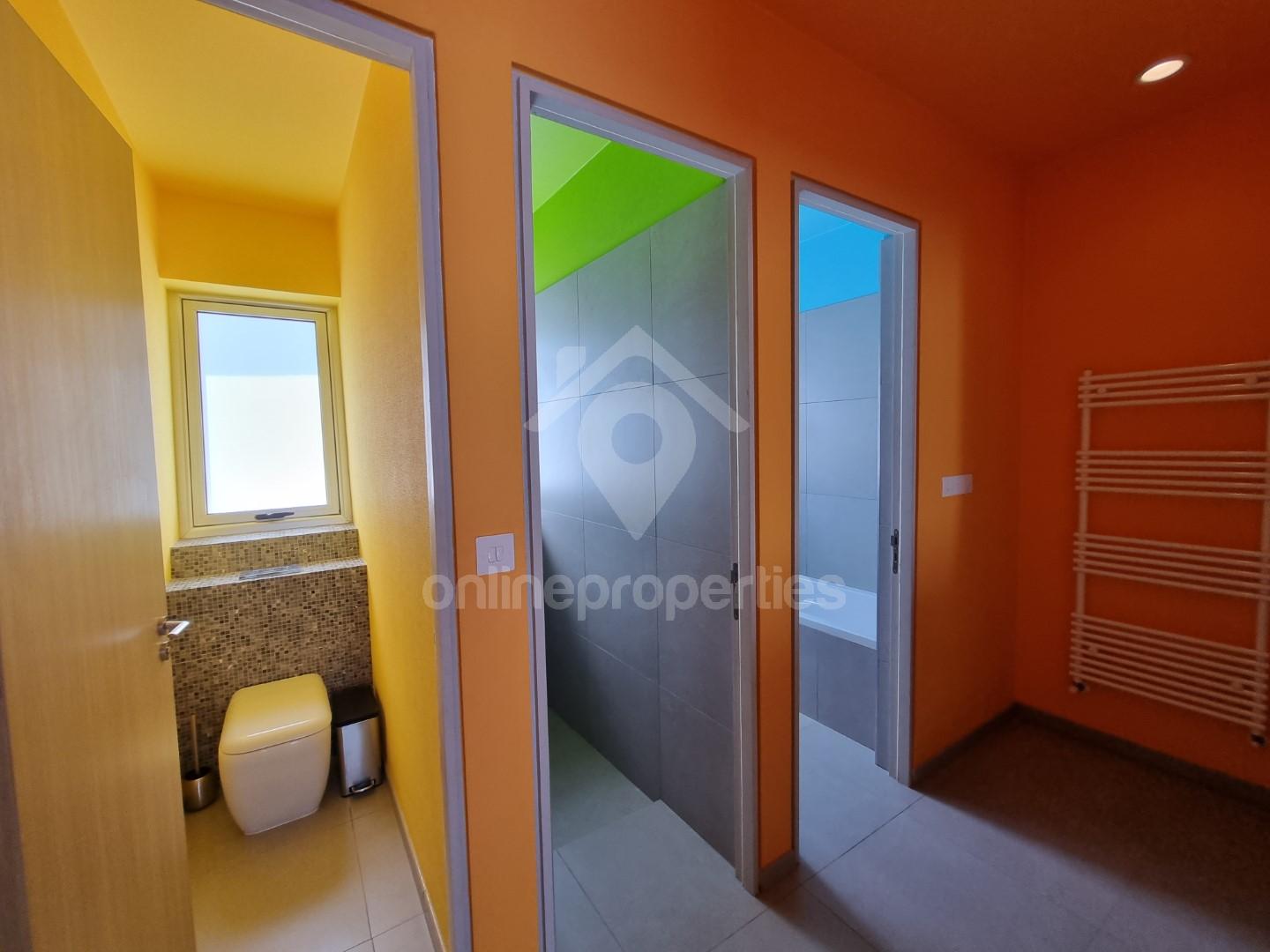 To change image, hover mouse over thumbnails below