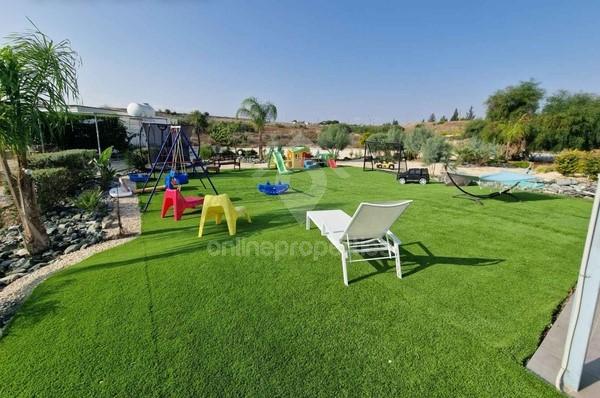 Marvelous 5-bedroom villa 