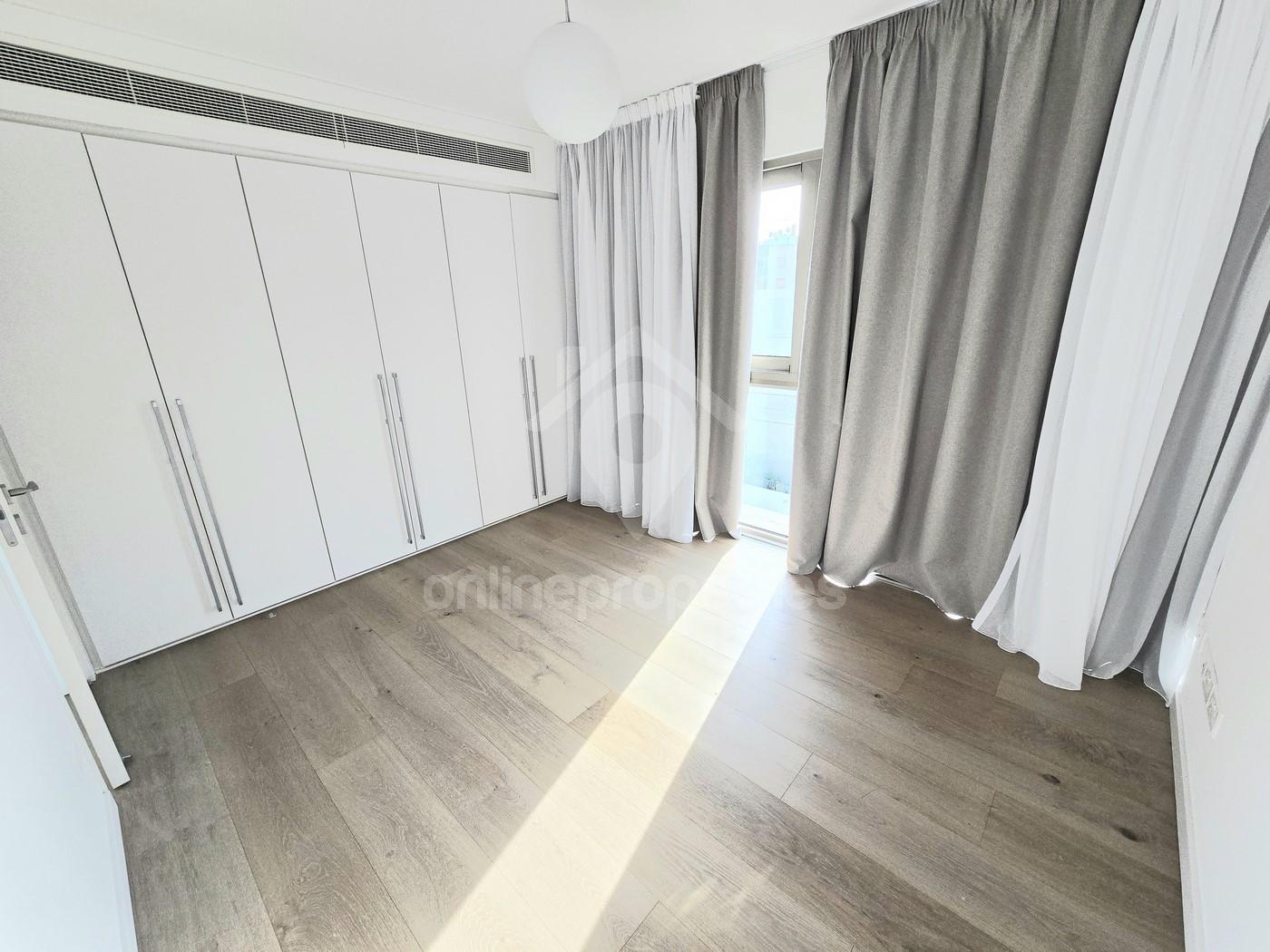 To change image, hover mouse over thumbnails below