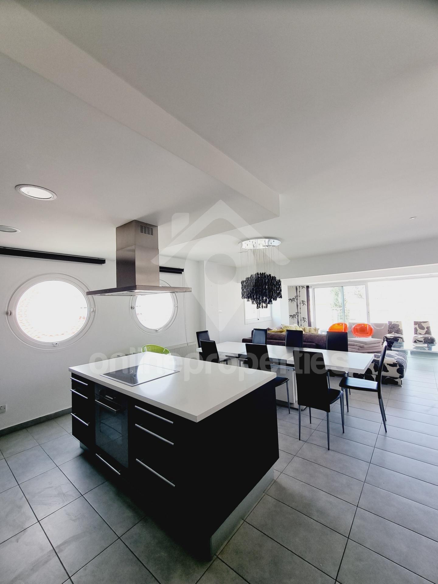 To change image, hover mouse over thumbnails below