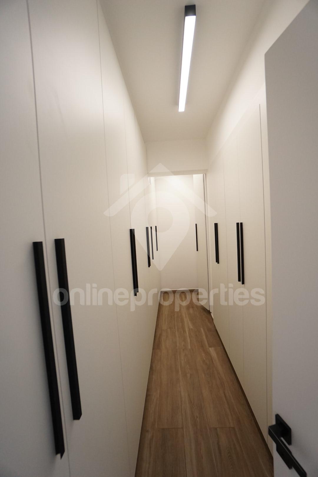 To change image, hover mouse over thumbnails below