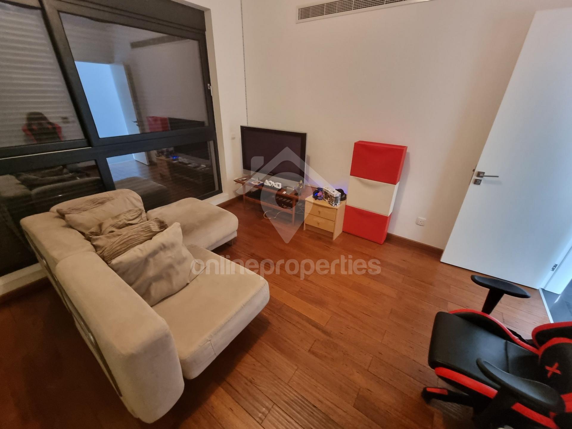 To change image, hover mouse over thumbnails below