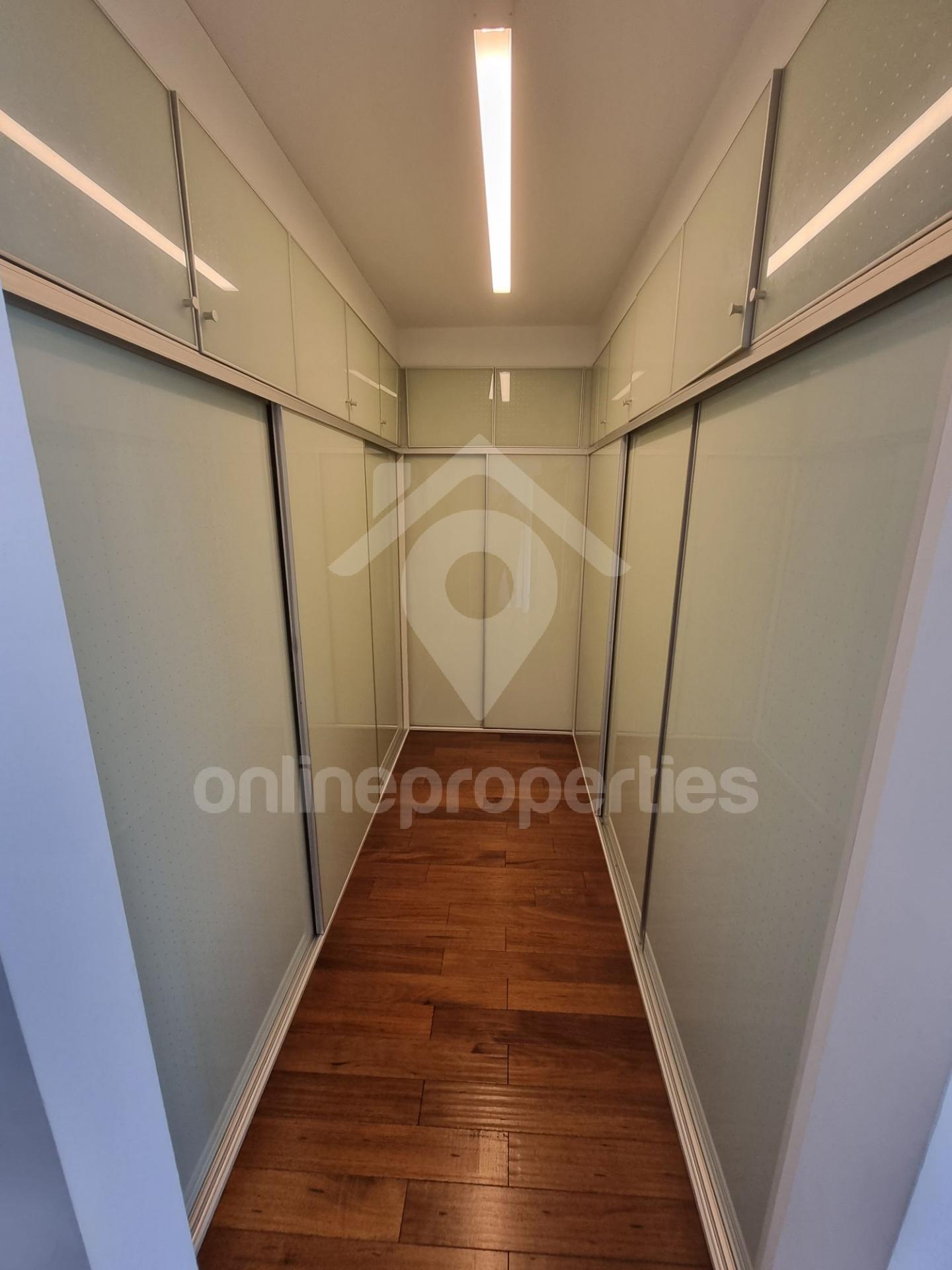 To change image, hover mouse over thumbnails below