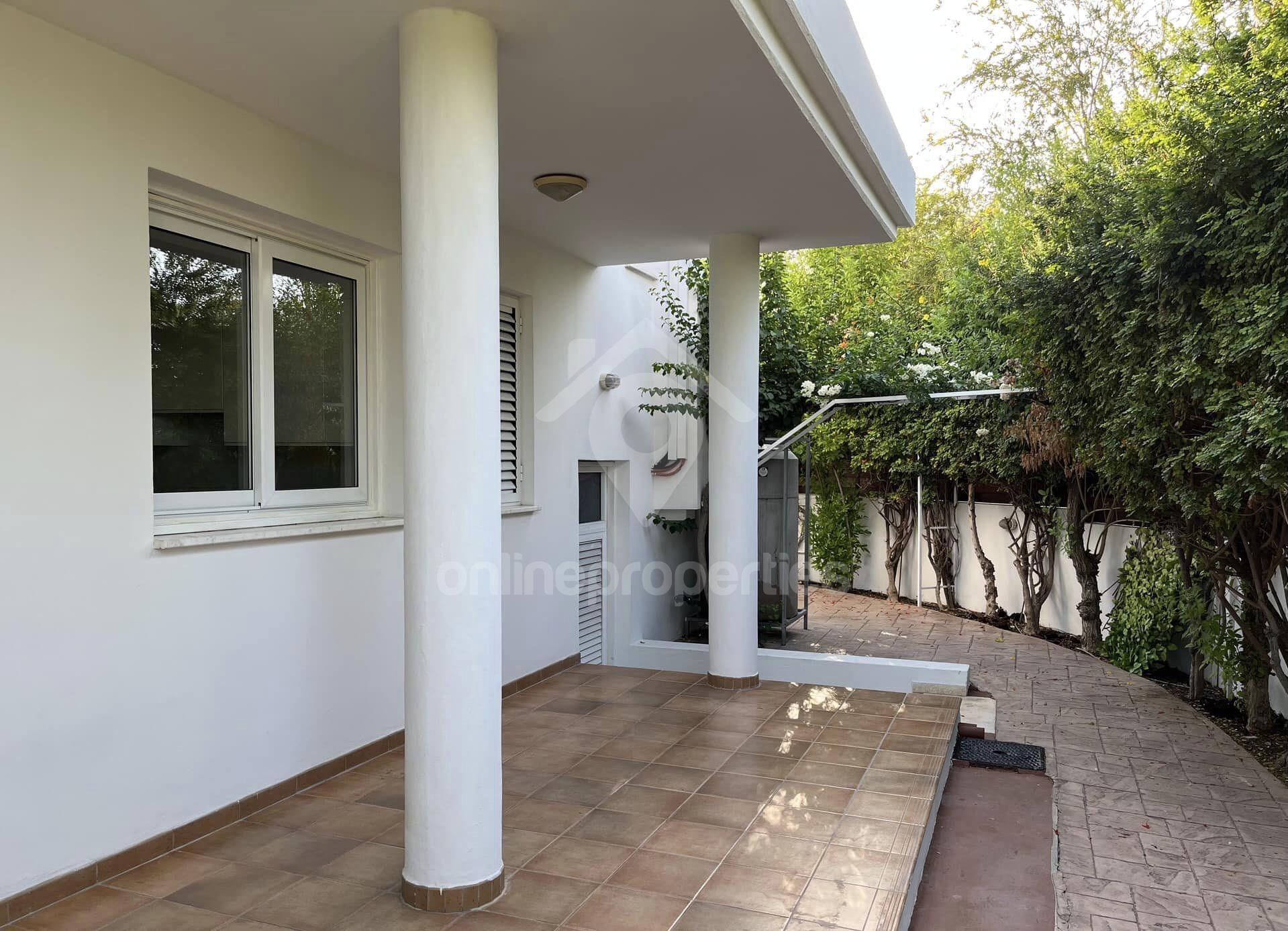 To change image, hover mouse over thumbnails below