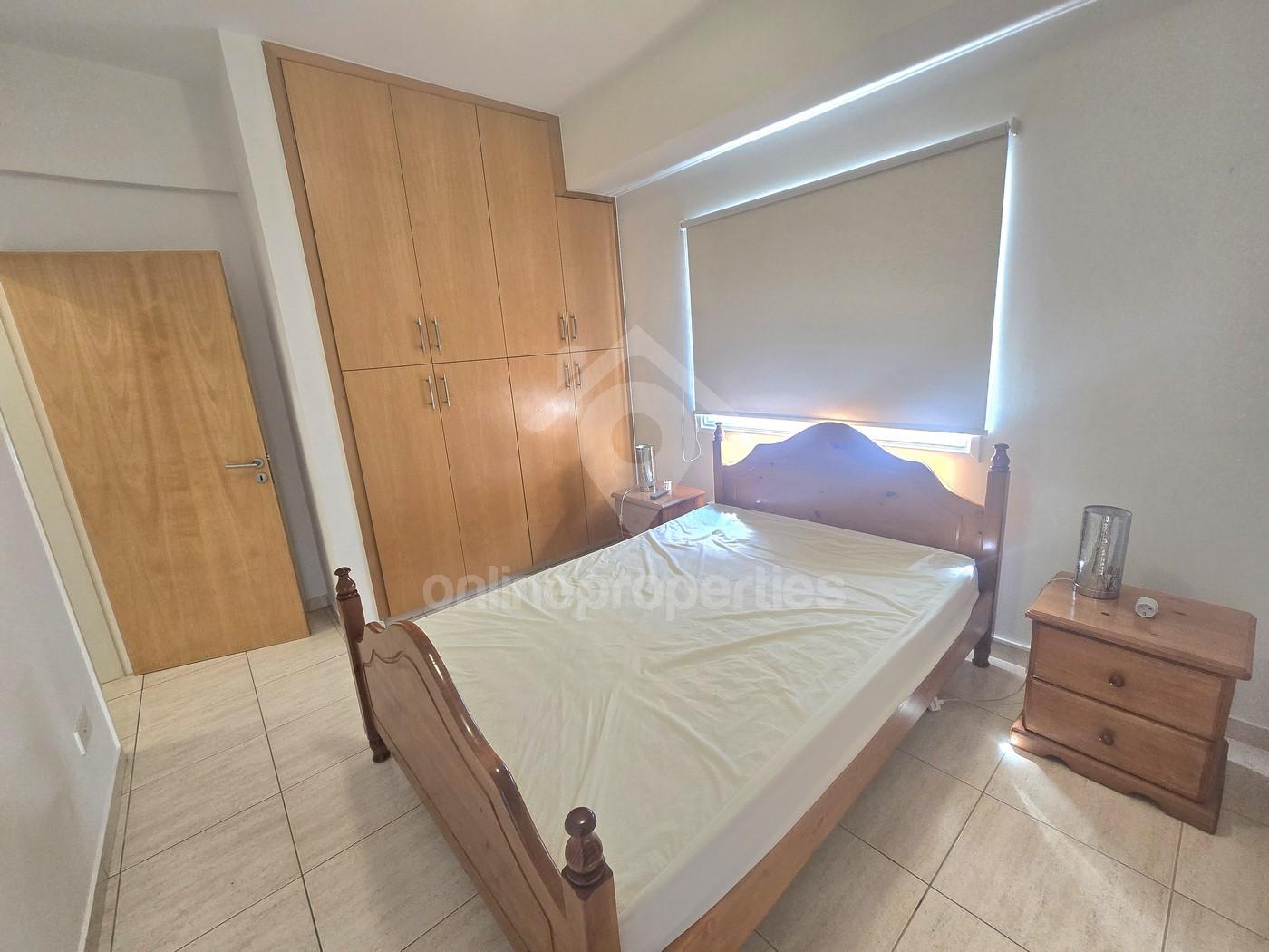 To change image, hover mouse over thumbnails below