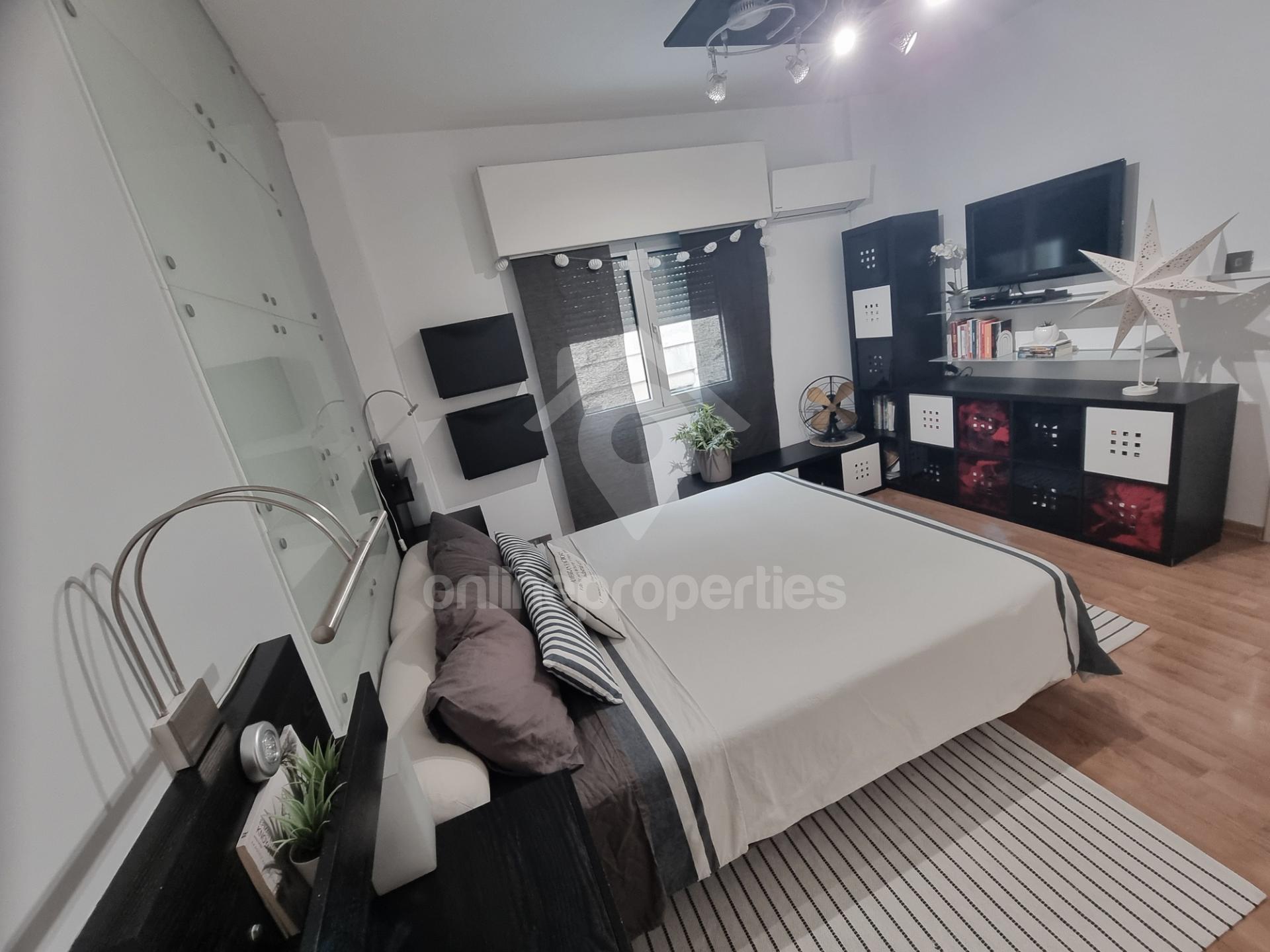 To change image, hover mouse over thumbnails below