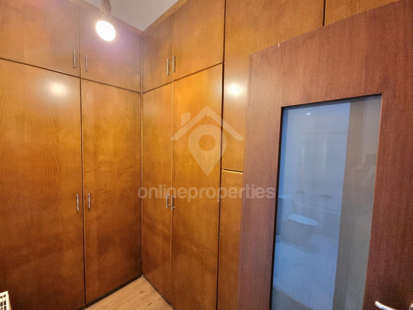 To change image, hover mouse over thumbnails below