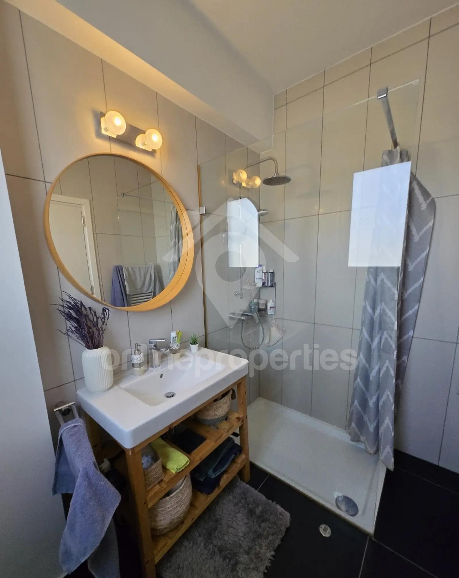 To change image, hover mouse over thumbnails below