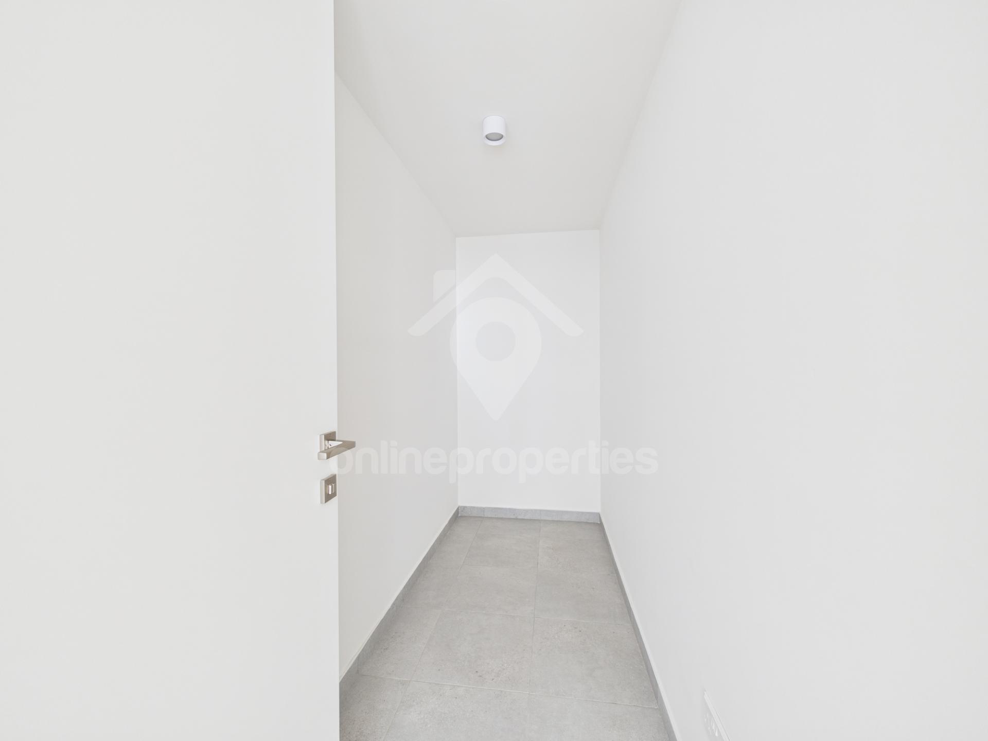 To change image, hover mouse over thumbnails below