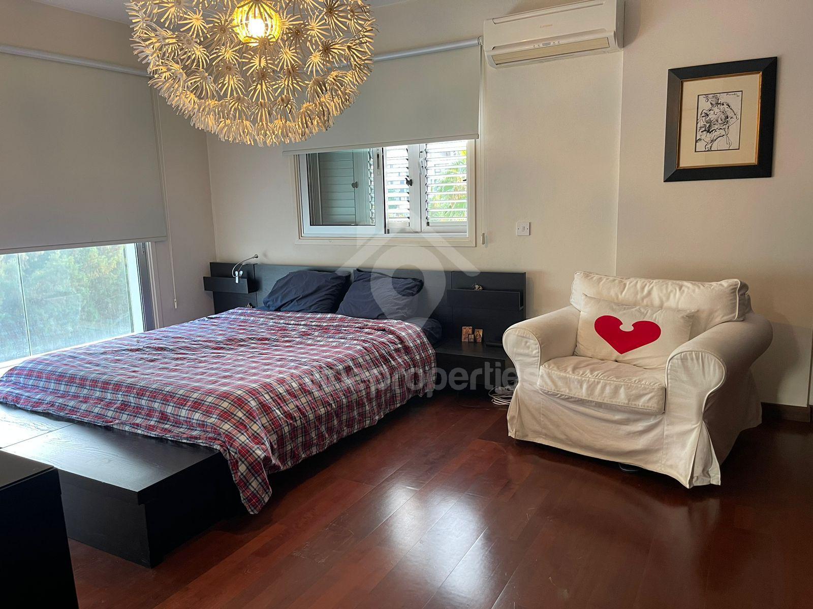 To change image, hover mouse over thumbnails below