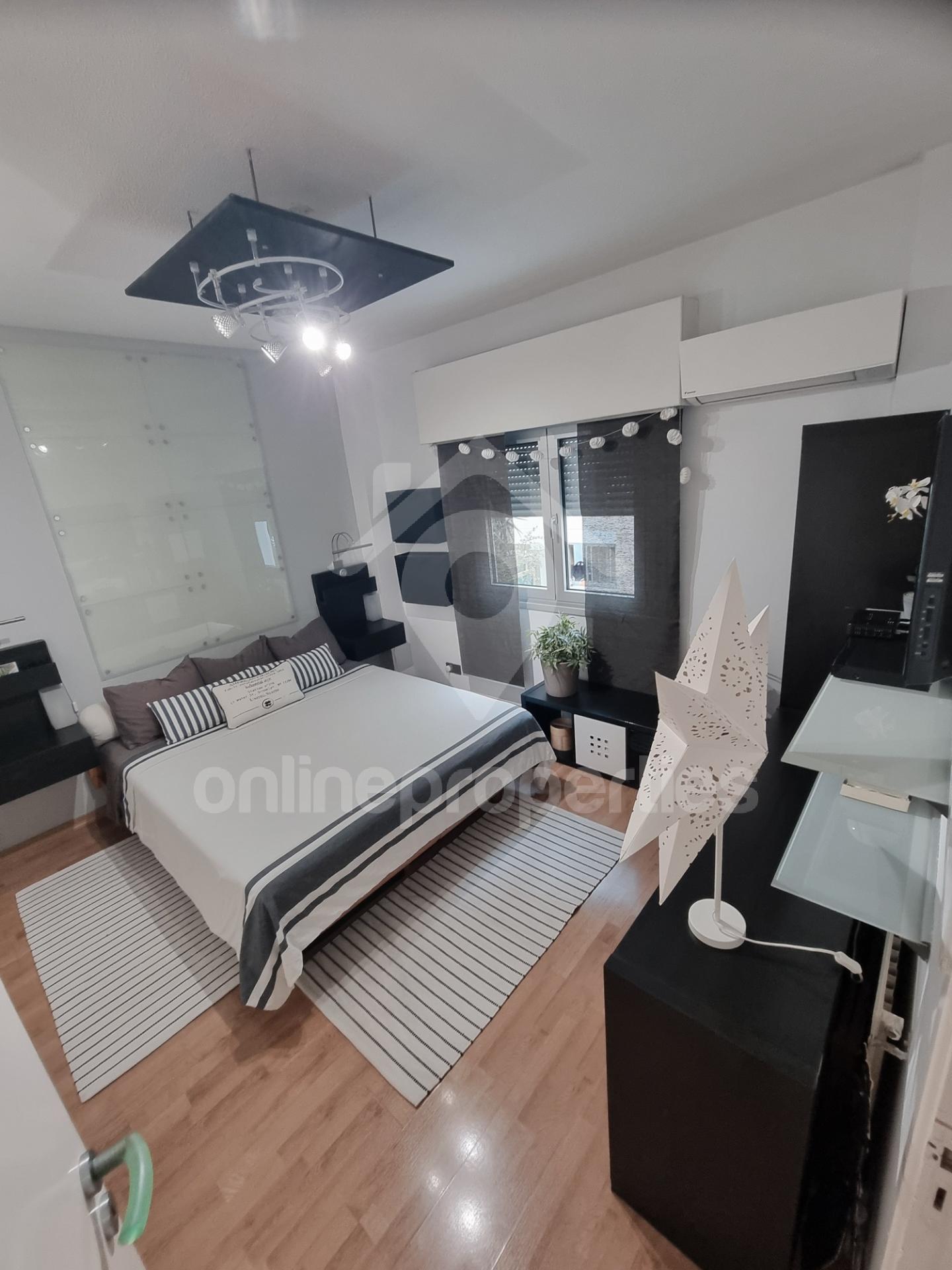 To change image, hover mouse over thumbnails below