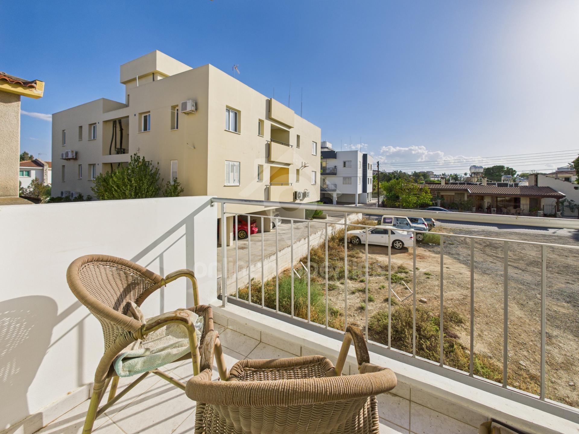 To change image, hover mouse over thumbnails below