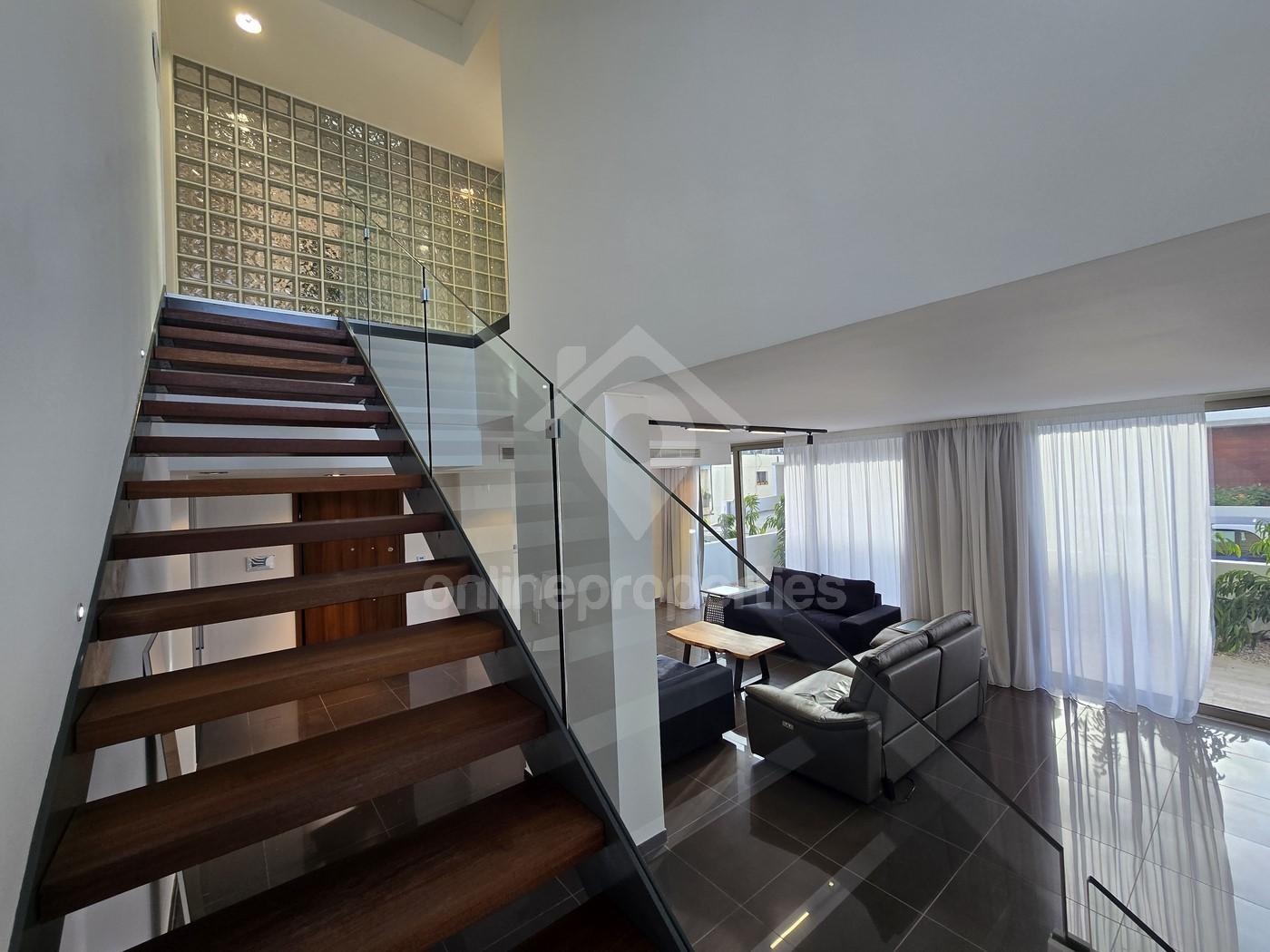 To change image, hover mouse over thumbnails below