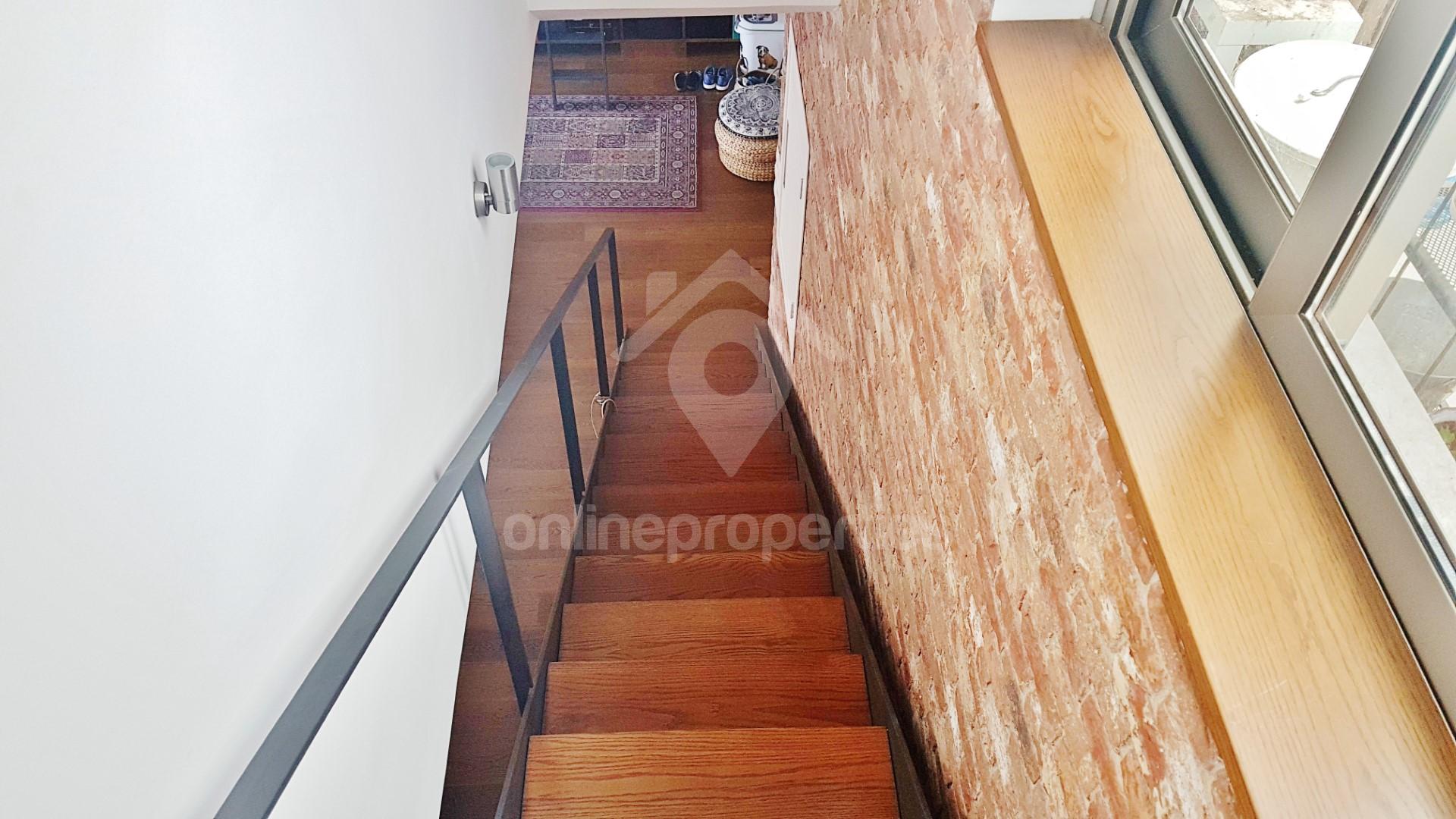 To change image, hover mouse over thumbnails below