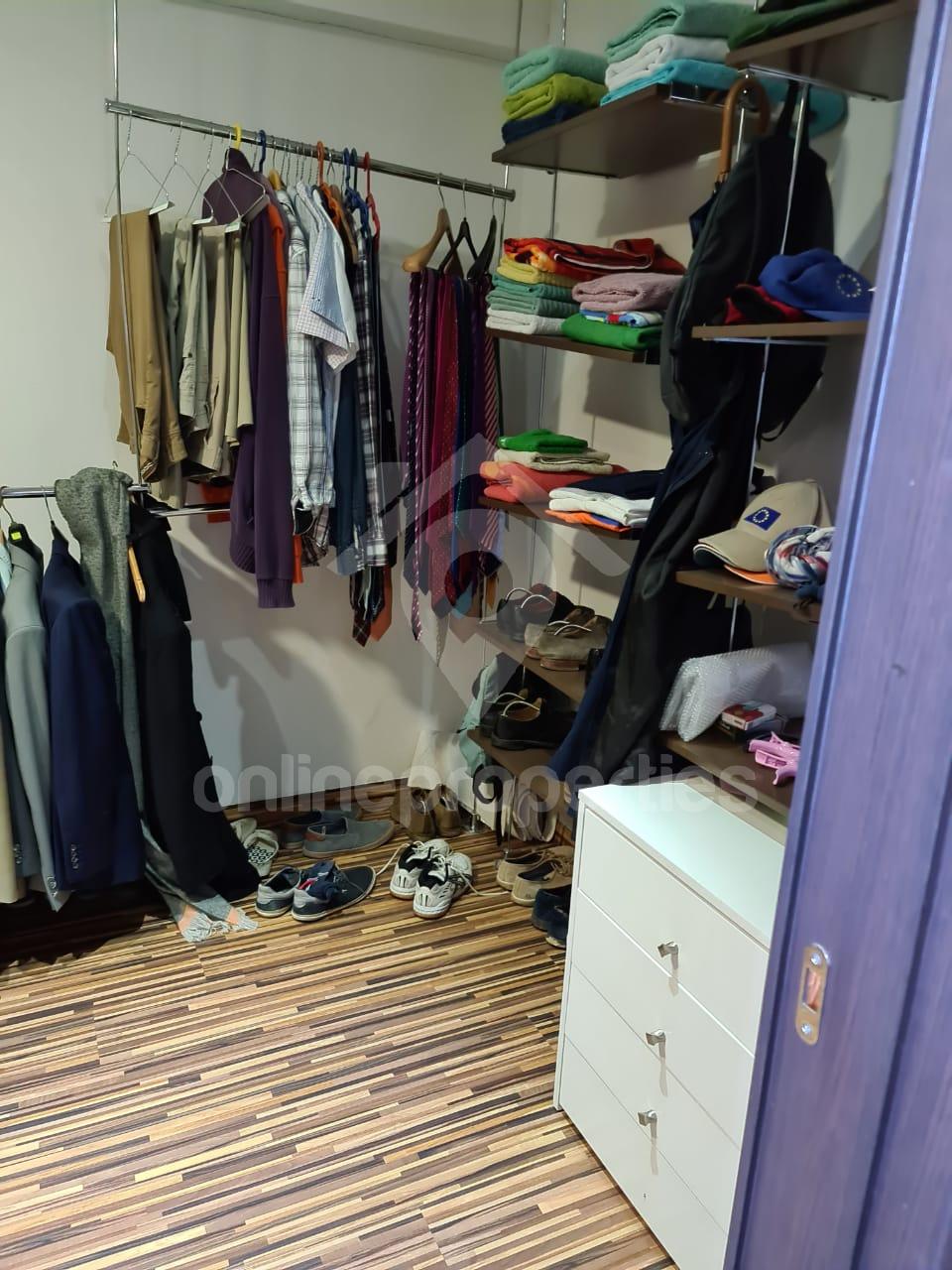 To change image, hover mouse over thumbnails below