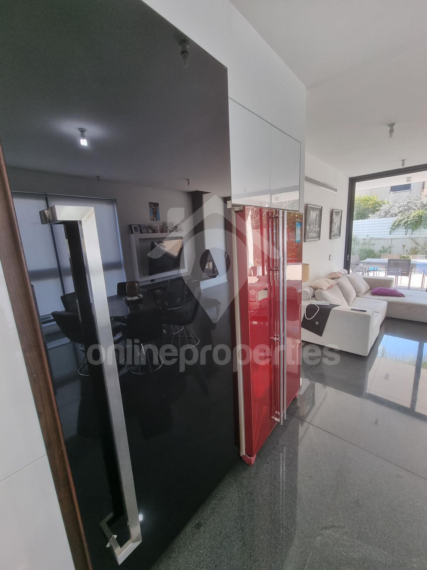 To change image, hover mouse over thumbnails below