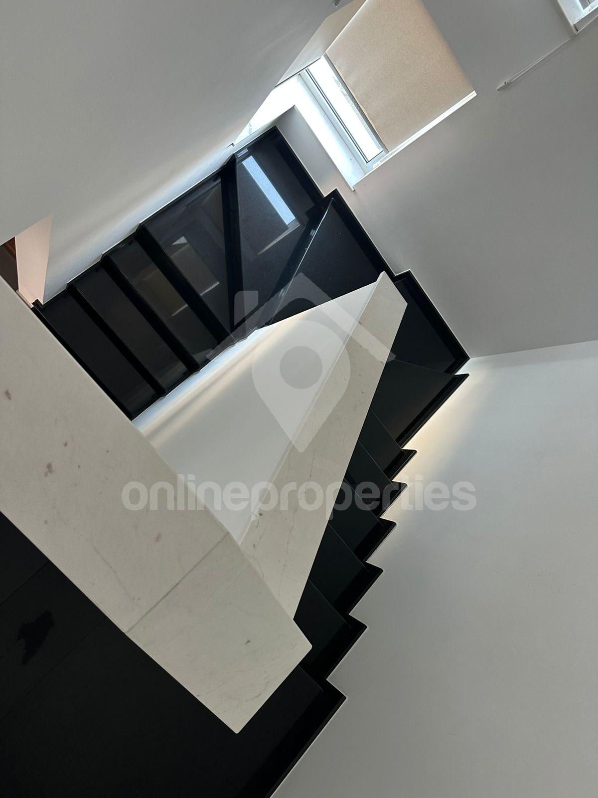 To change image, hover mouse over thumbnails below