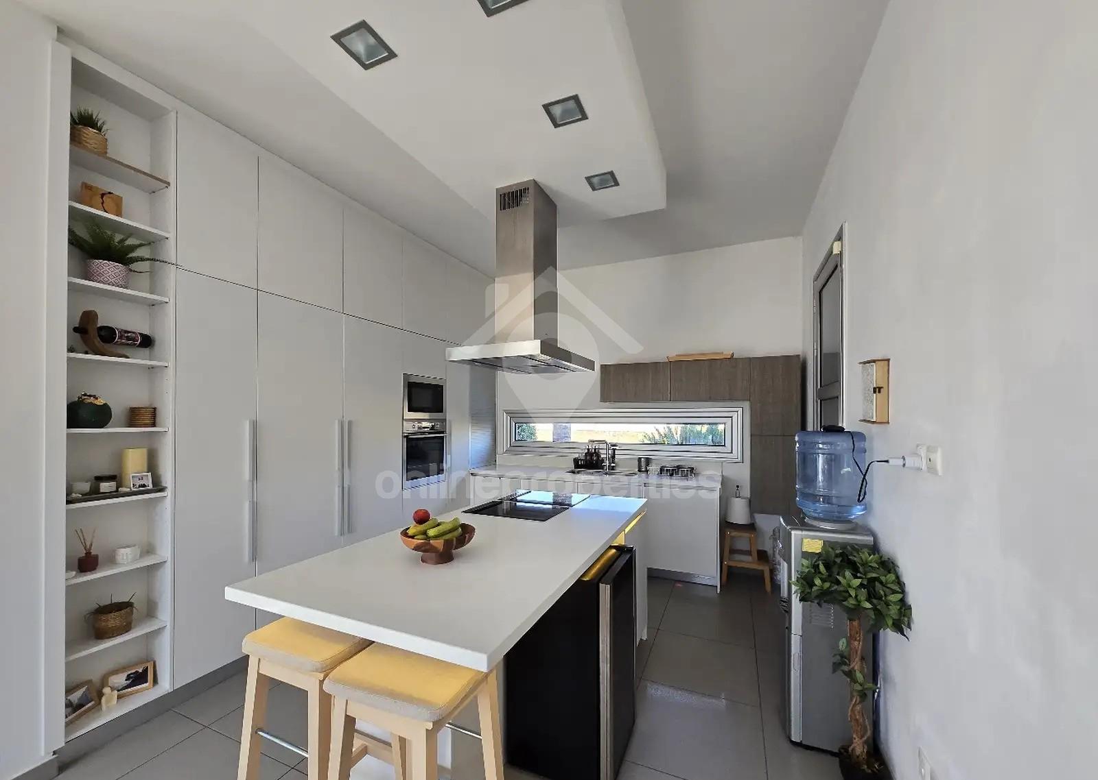 To change image, hover mouse over thumbnails below